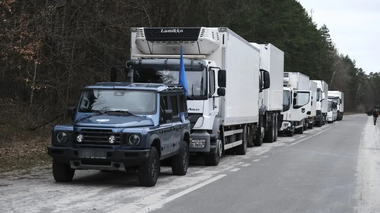 Передача загиблих воїнів до України, колонна автівок чекає на тіла