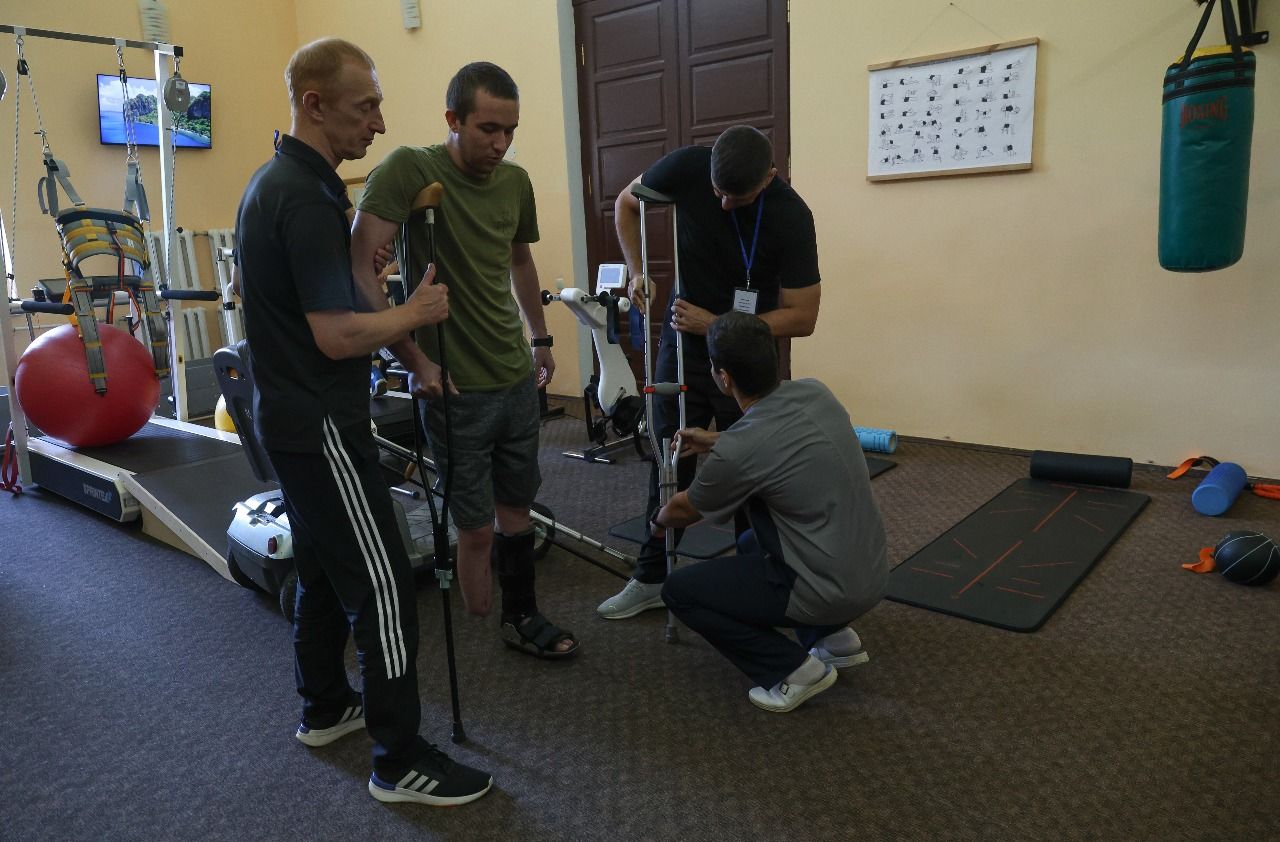 Відбувся робочий візит представників органів державної влади до військових та цивільних закладів охорони здоров’я та реабілітаційних центрів на території Вінницької області, які надають послуги пораненим військовослужбовцям.