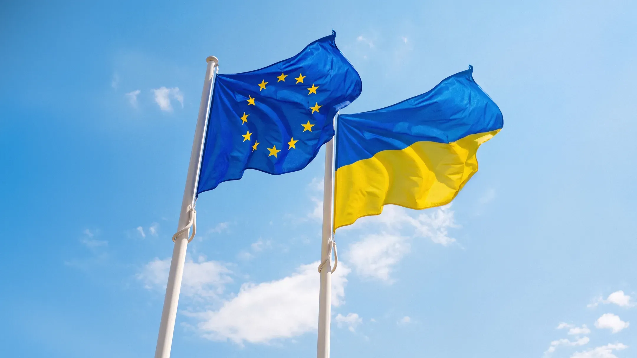 Прапори Європейського Союзу і України