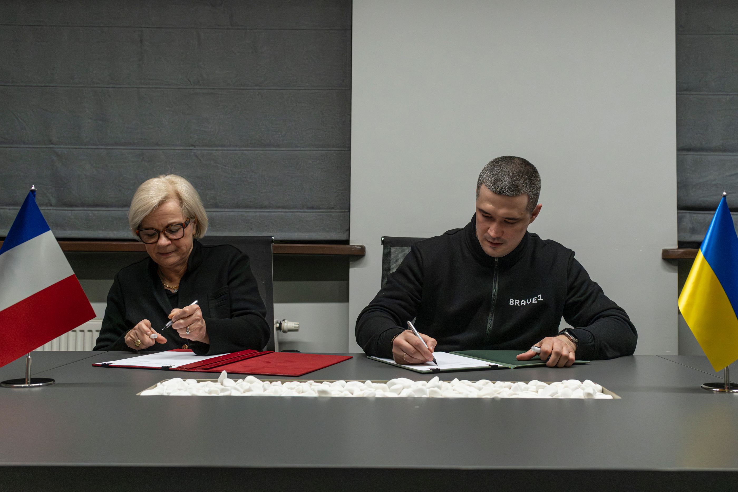 Mykhailo Fedorov and Catherine Vautrin sign a Letter of Intent on weapons production in Ukraine and France