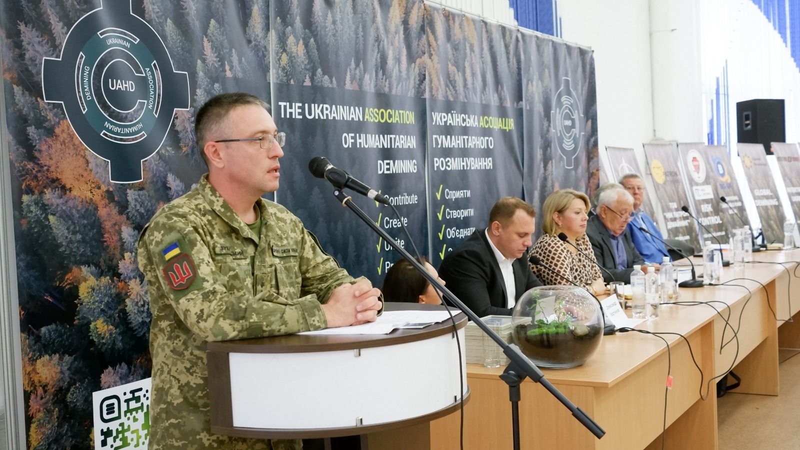 Наукова конференції «Відновлення земель та ґрунтів після розмінування» виступив заступник начальника управління протимінної діяльності Головного управління протимінної діяльності, цивільного захисту та екологічної безпеки полковник Євгеній Зубаревський.