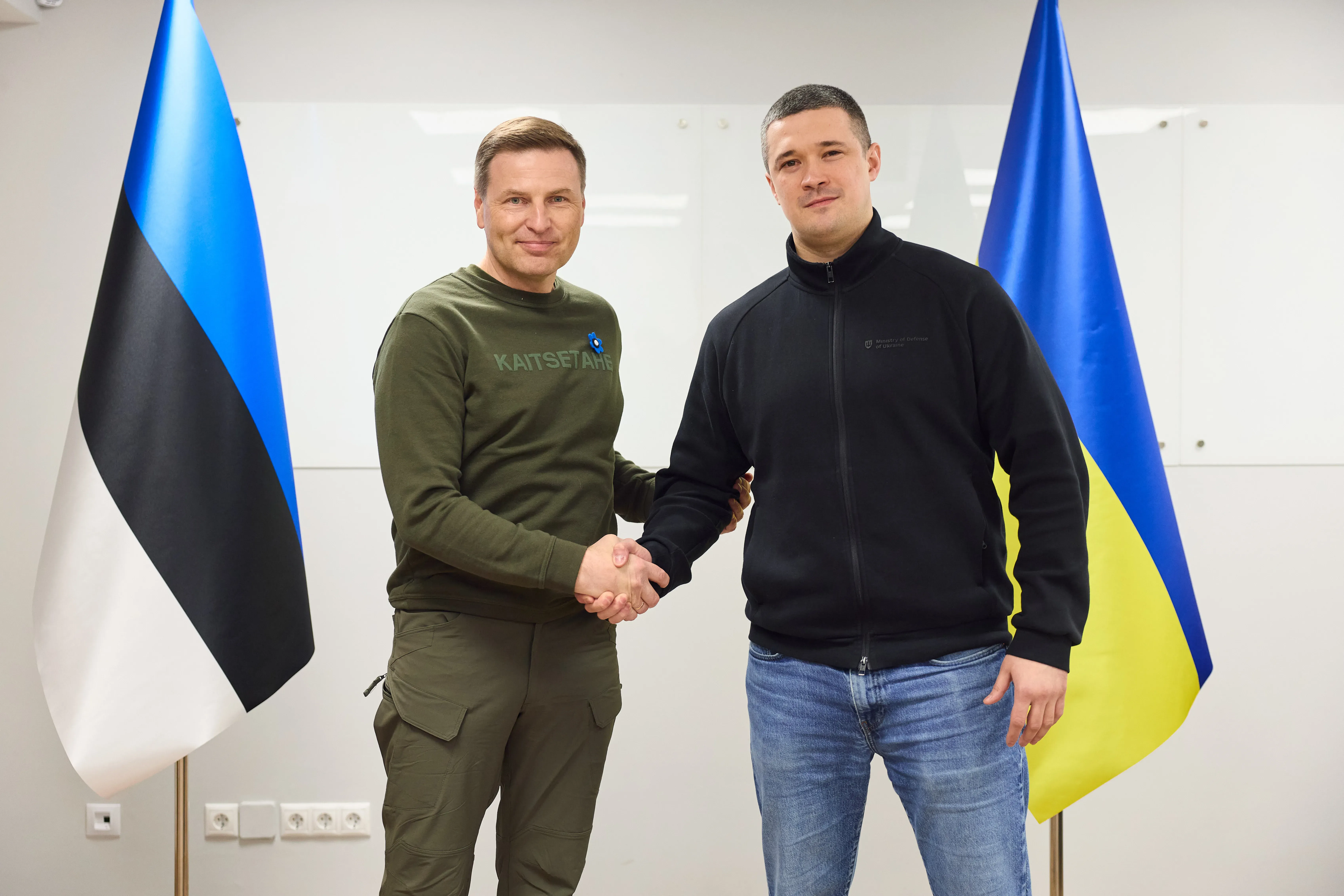  Alt: Mykhailo Fedorov, Minister of Defence of Ukraine, and Hanno Pevkur, Minister of Defence of Estonia, during a meeting in Kyiv