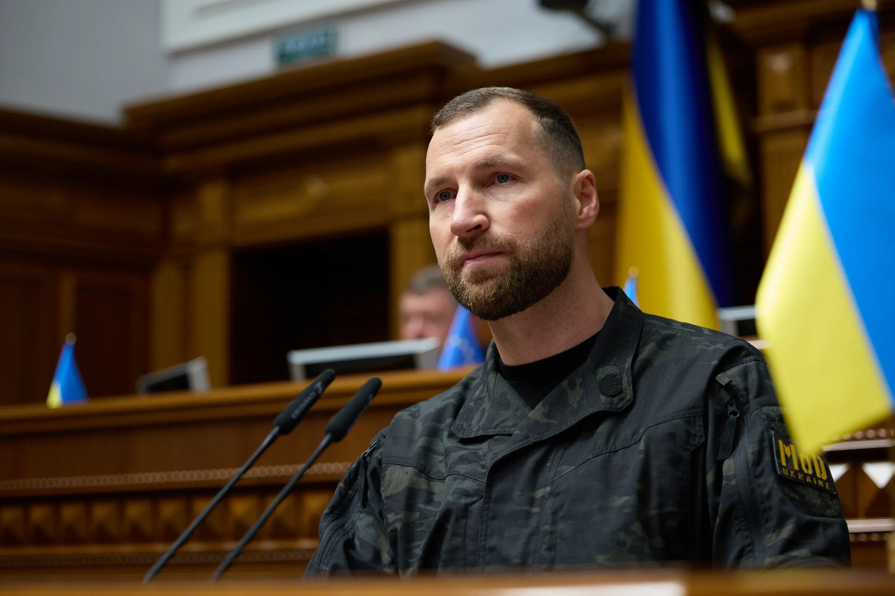 Євгеній Хмара за трибуною у сесійній залі Верховної Ради