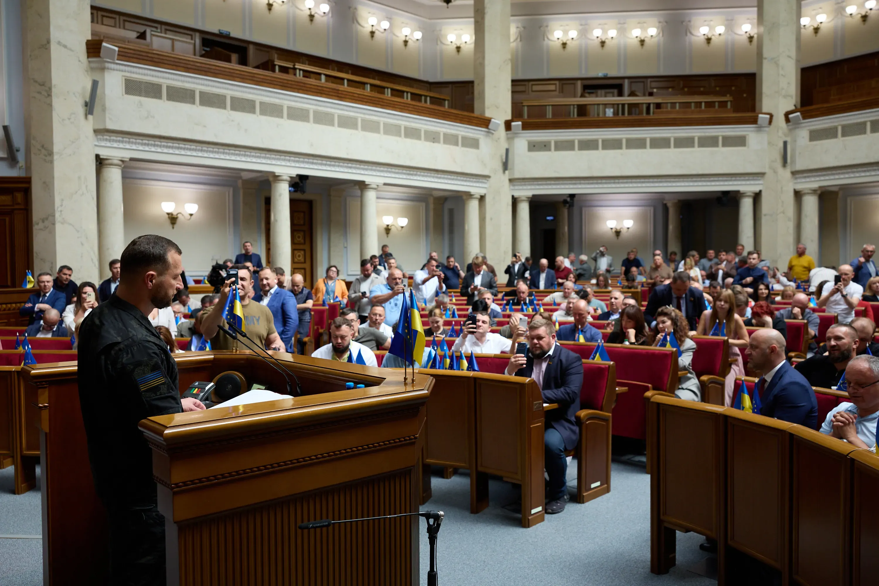 Євгеній Хмара виступає перед народними депутатами у Верховній Раді України
