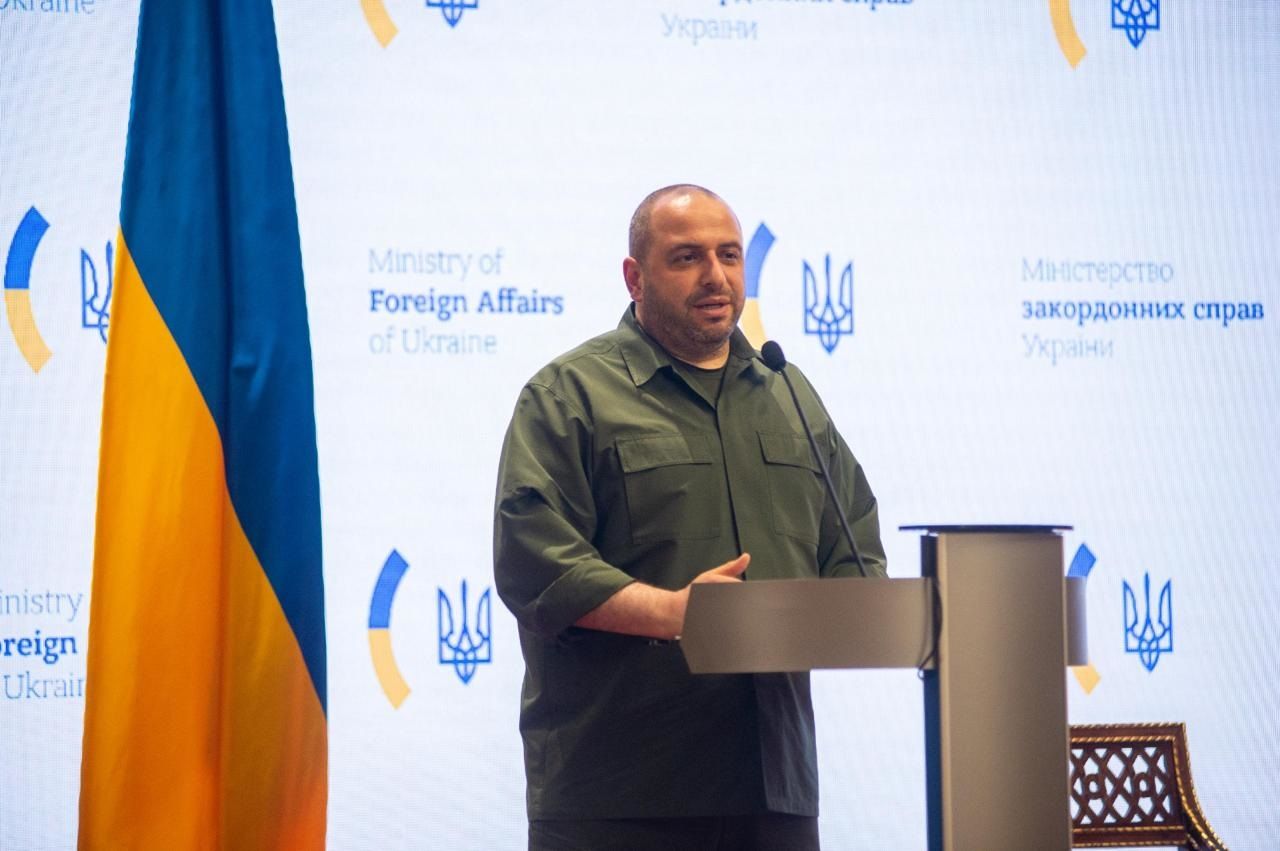 Ураження цілей на території ворога допоможе захистити українські міста — Рустем Умєров.Про це міністр оборони України заявив під час наради керівників закордонних дипломатичних установ України в Києві.