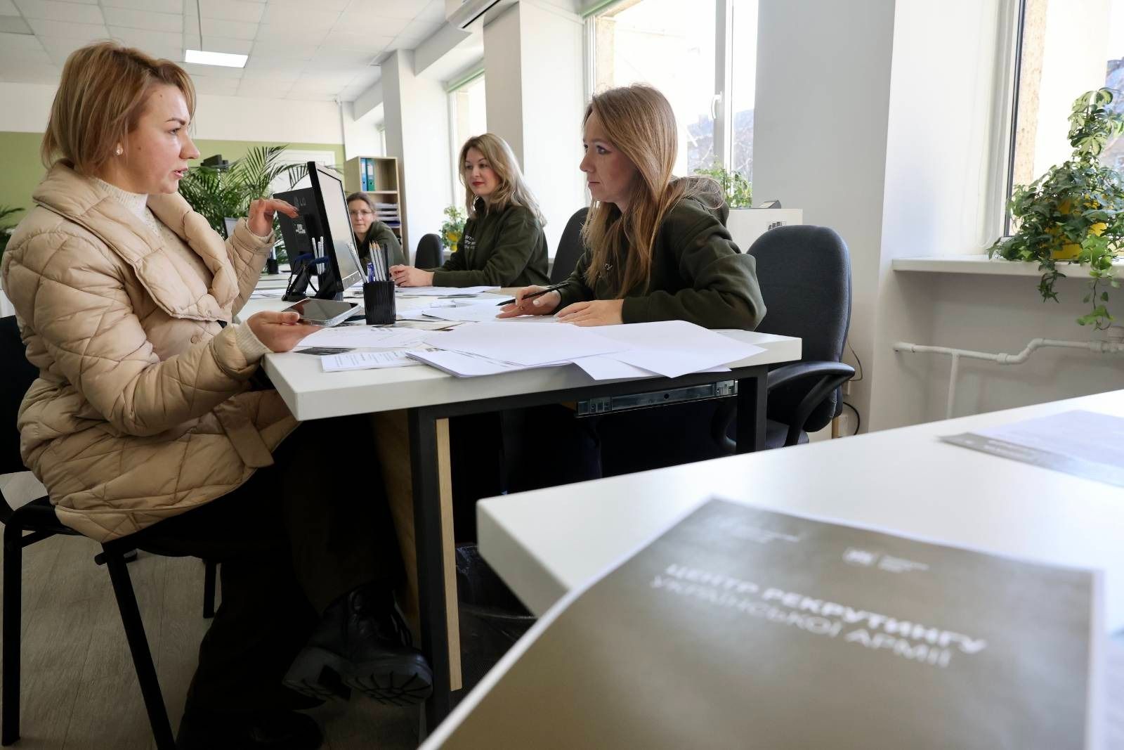 У Львові центр рекрутингу опрацював 48 анкет, 13 осіб сконтактували з військовими частинами. Пілотний проєкт демонструє зацікавленість у службі.