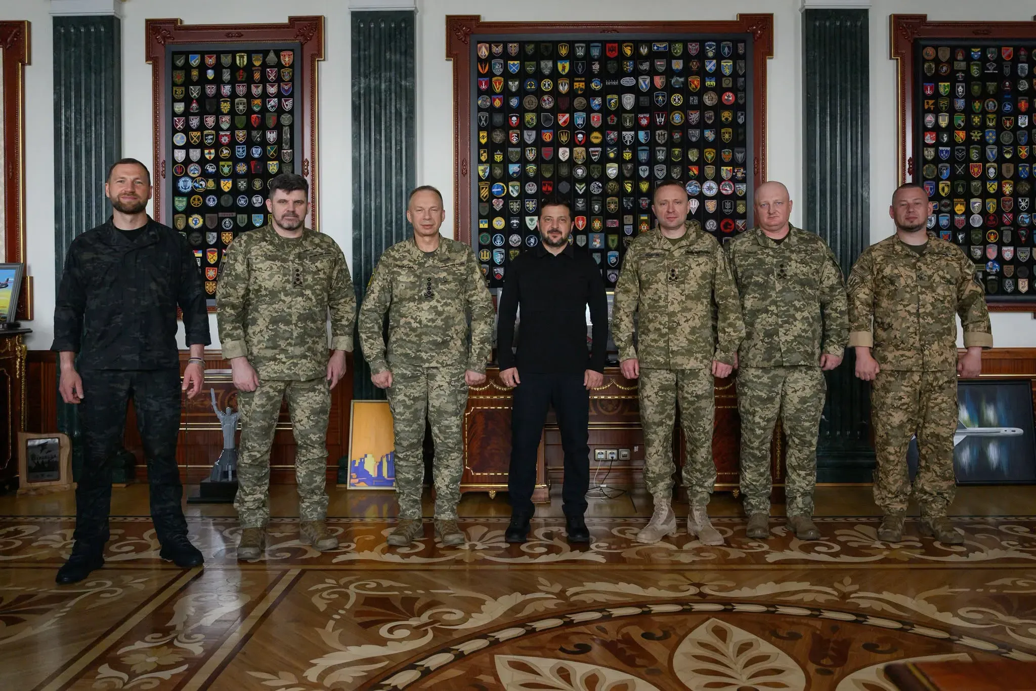 У кабінеті зліва направо стоять: Євгеній Хмара, Андрій Гнатов, Олександр Сирський, Володимир Зеленський, Михайло Драпатий, Ігор Скибюк та Павло Паліса