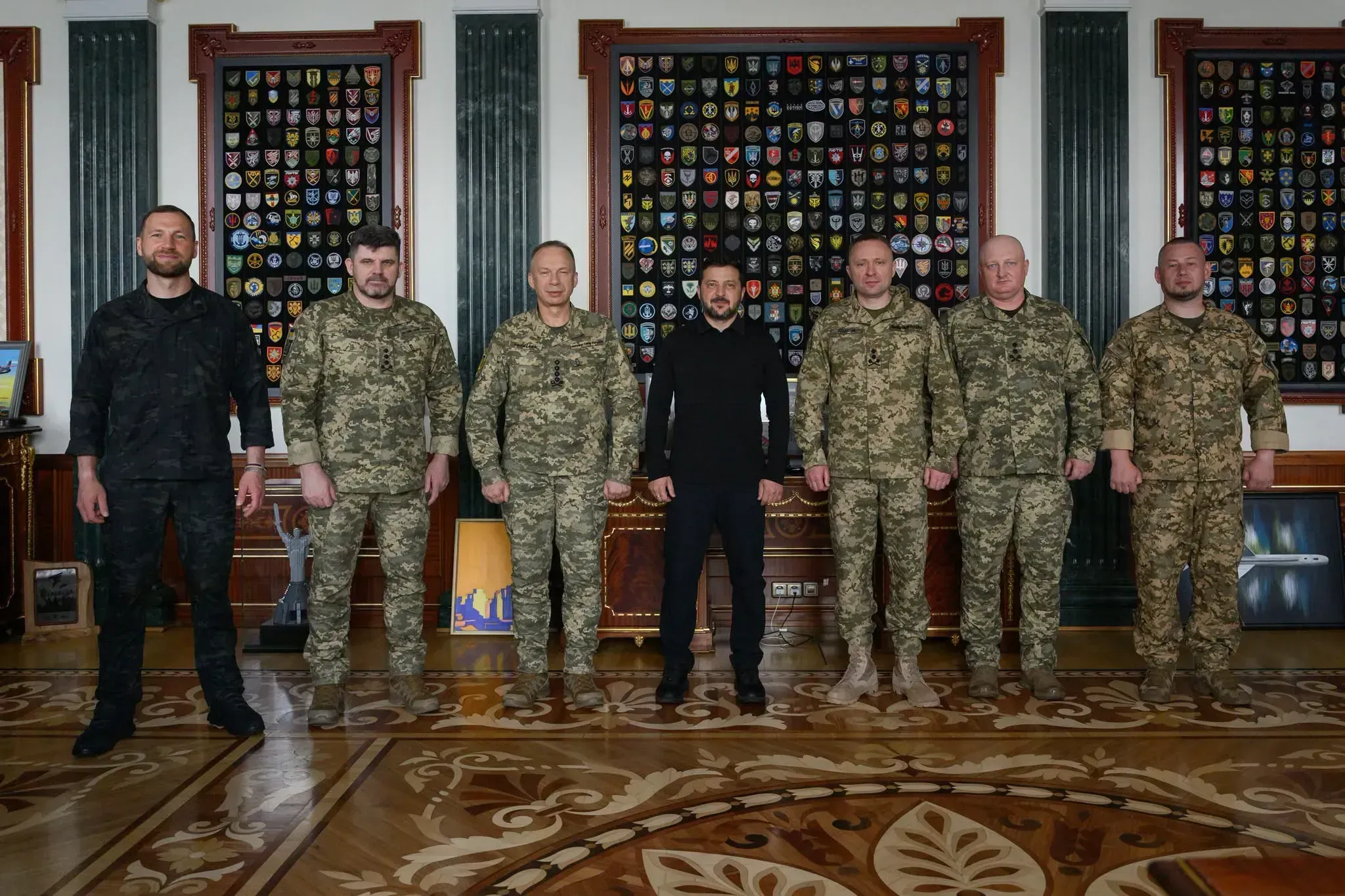 President Volodymyr Zelenskyy (centre) with Acting Minister of Defence Evgeniy Khmara, Commander-in-Chief of the Armed Forces of Ukraine Major General Mykhailo Drapatyi and other senior military officials.