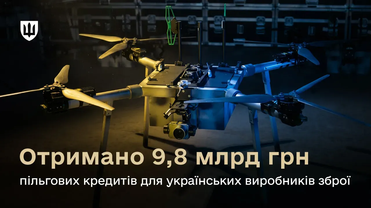 На зображенні великий безпілотник мультироторного типу з камерою на підвісі