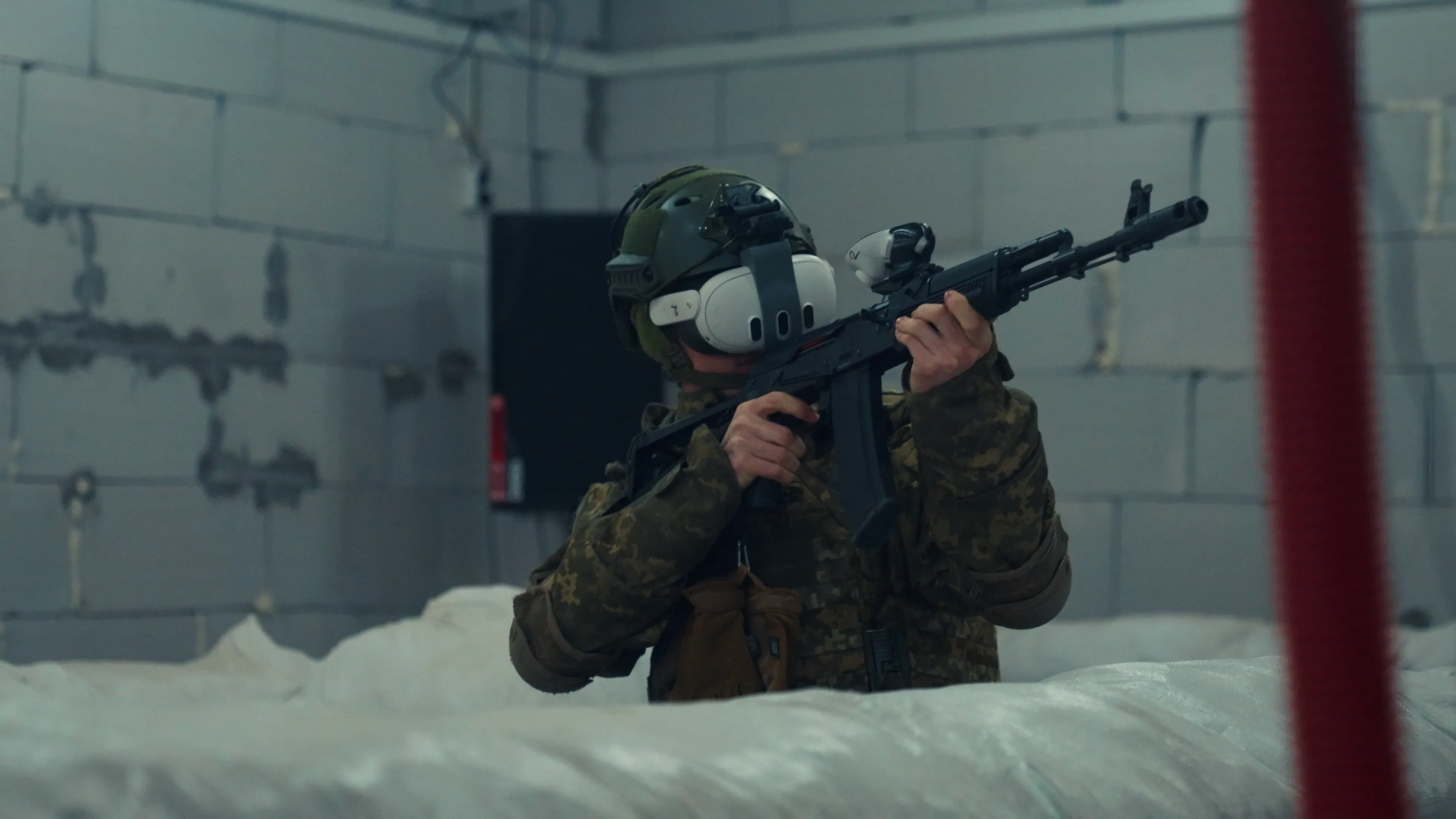 Військовий в окулярах віртуальної реальності вчиться збивати дрони