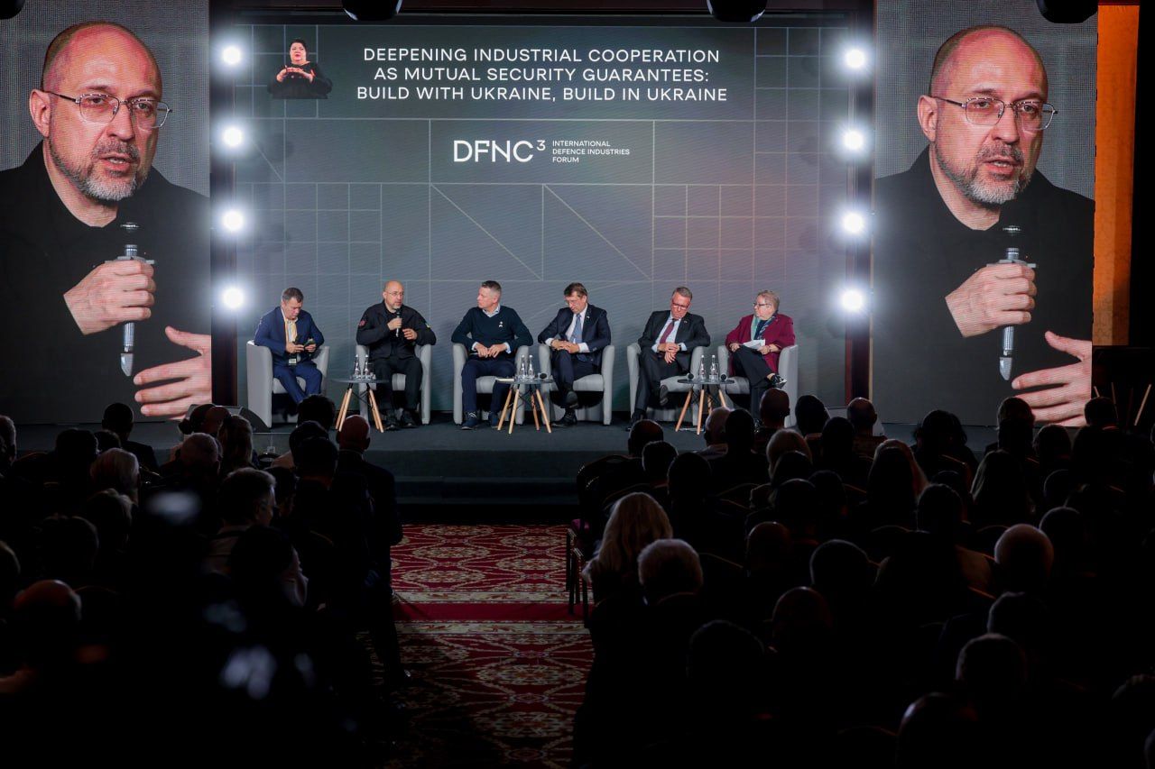 Денис Шмигаль взяв участь у Міжнародному форумі оборонних індустрій (DFNC), який проходить у Києві