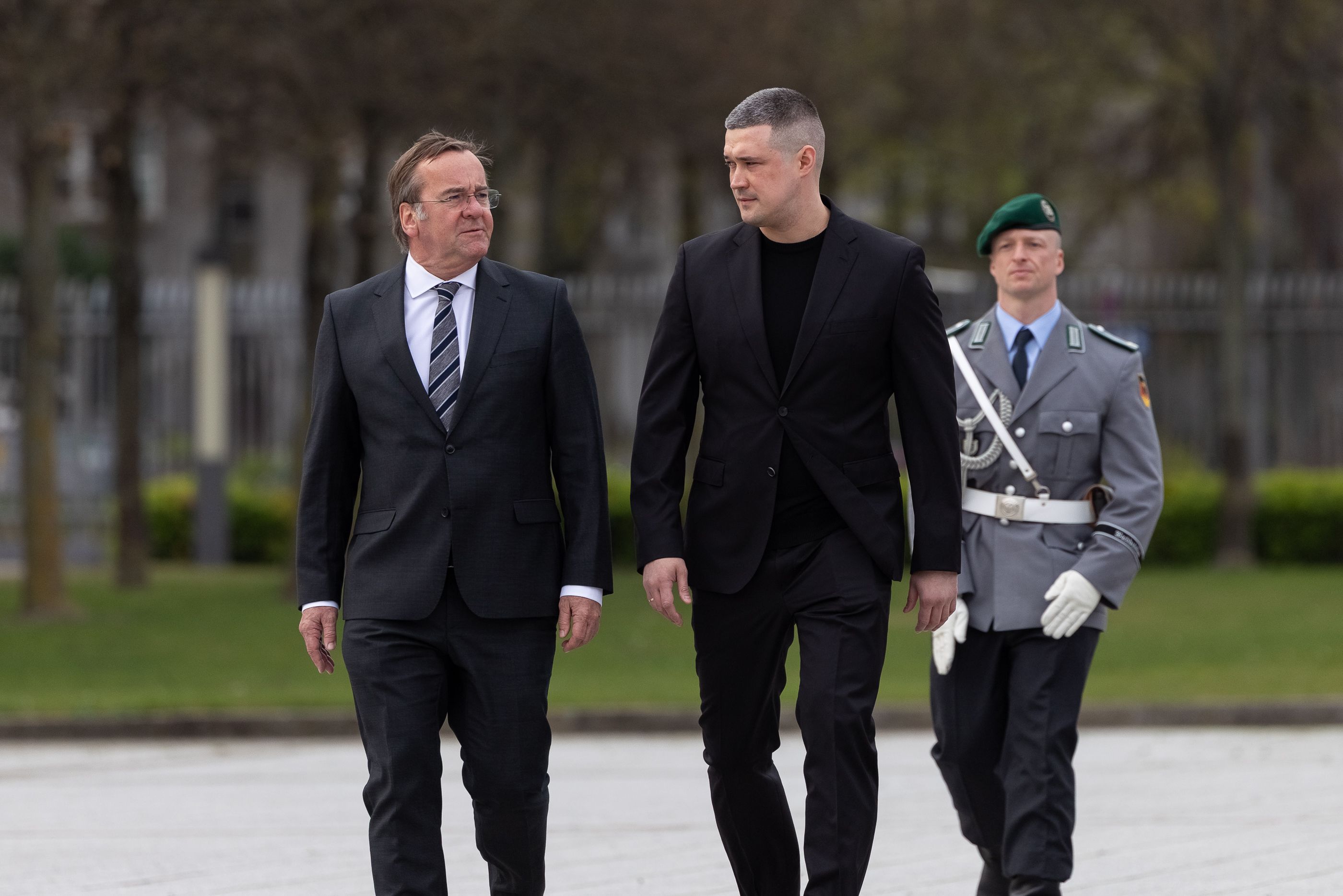 Борис Пісторіус і Михайло Федоров ідуть поруч під час зустрічі в Німеччині