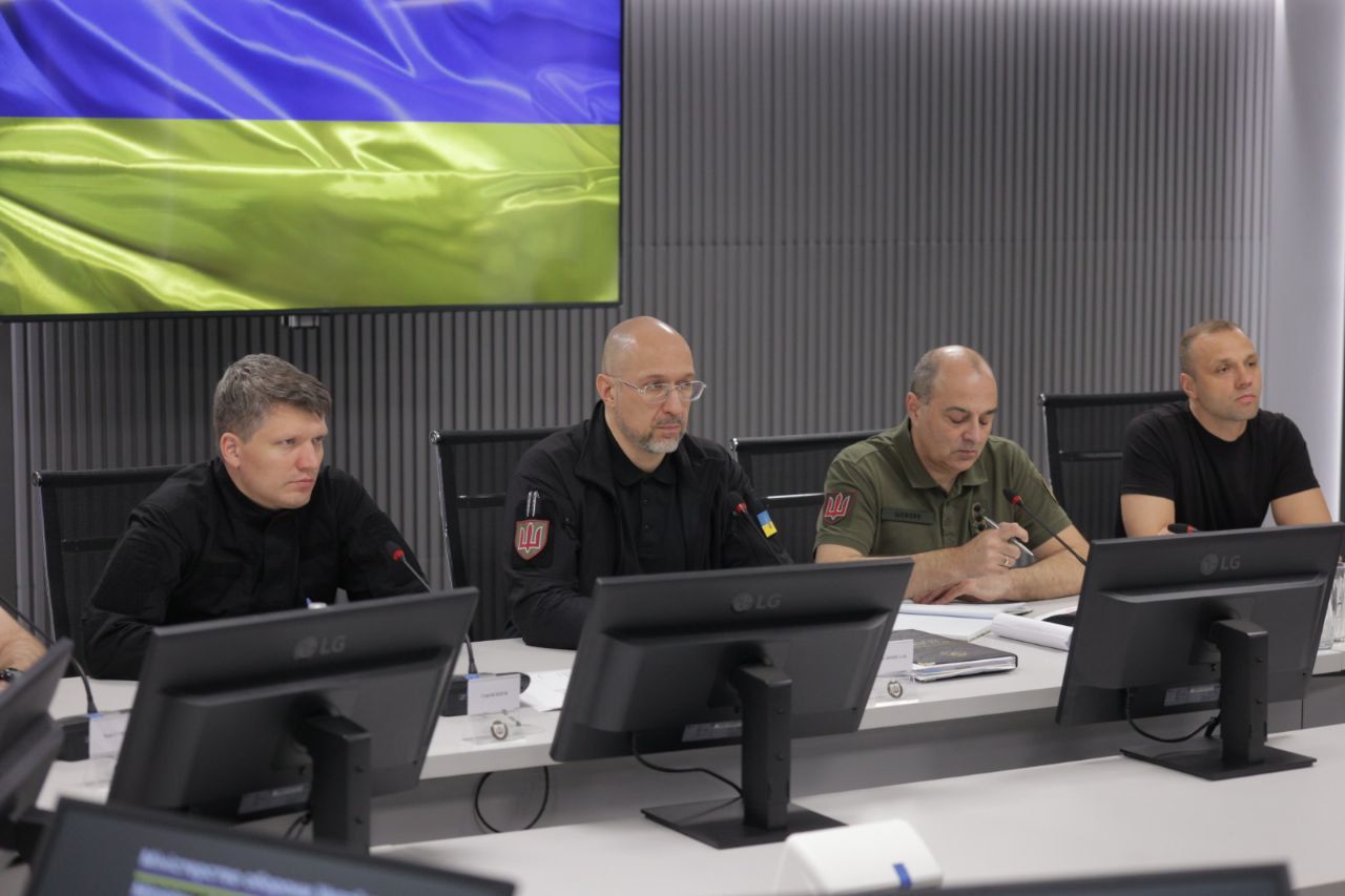 Фінансова підтримка оборонного сектору: Денис Шмигаль провів нараду з Мінфіном та керівниками державних банків