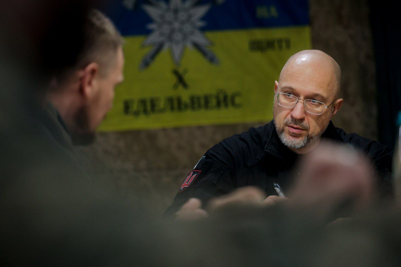 Денис Шмигаль відвідав підрозділи, що тримають оборону на Донеччині