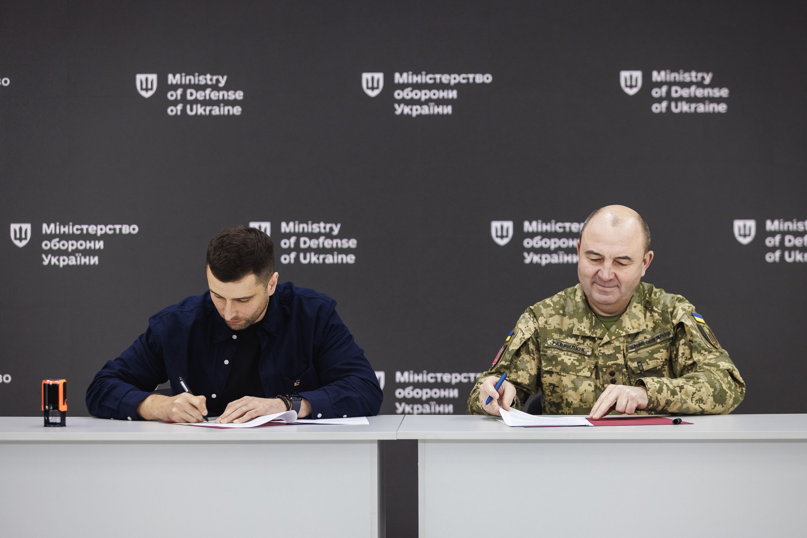 Перший заступник Міністра оборони України Іван Гаврилюк та директор Благодійного фонду Сергія Притули Андрій Шувалов підписують Меморандум про співпрацю