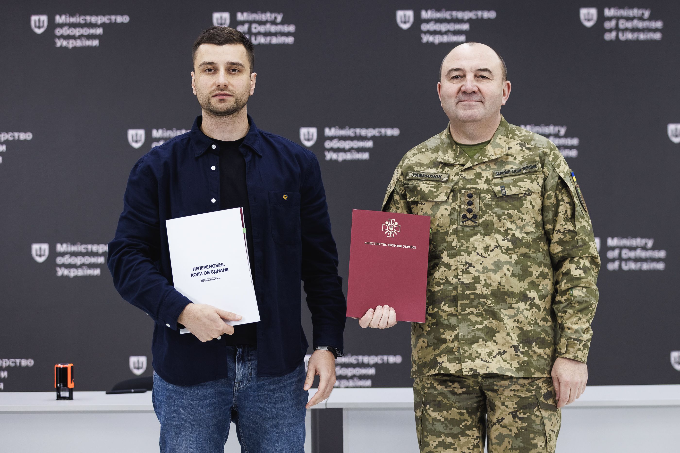 First Deputy Minister of Defence of Ukraine Ivan Havryliuk and Director of the Serhiy Prytula Charity Foundation Andrii Shuvalov posing for a photo after signing the Memorandum of cooperation