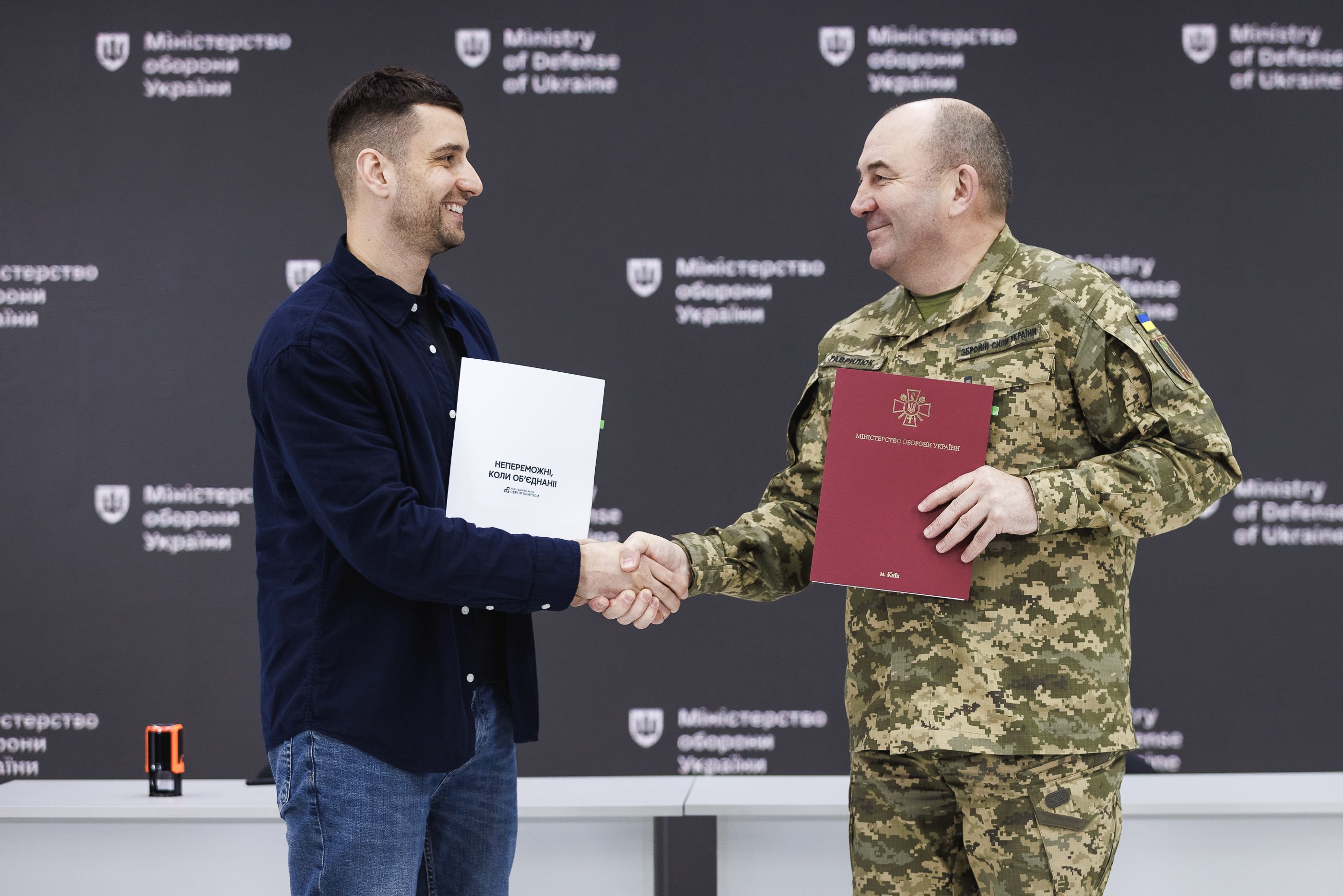 First Deputy Minister of Defence of Ukraine Ivan Havryliuk and Director of the Serhiy Prytula Charity Foundation Andrii Shuvalov shake hands after signing the Memorandum of Cooperation.