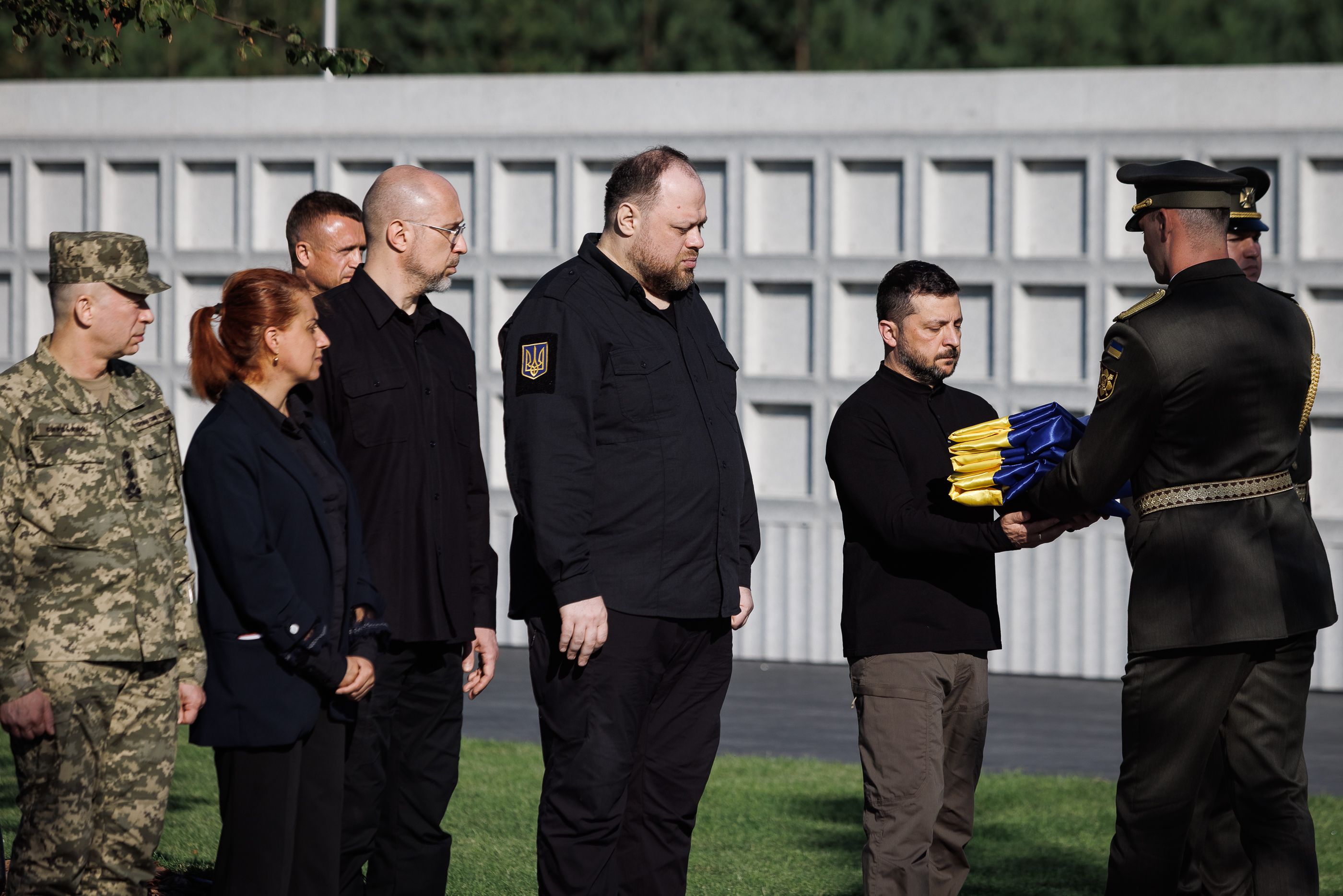 Денис Шмигаль взяв участь у церемонії поховання воїнів на Національному військовому меморіальному кладовищі