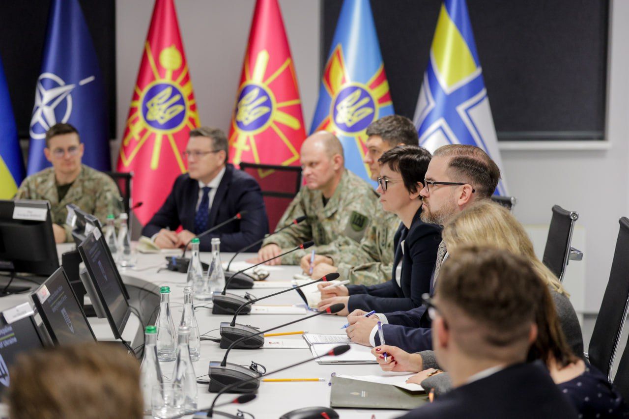 Литовська делегація сидить за столом під час переговорів з Міністром оборони України Денисом Шмигалем