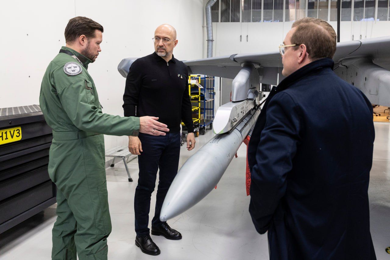 Денис Шмигаль: Продовжуємо роботу над постачанням в Україну шведських бойових літаків Gripen