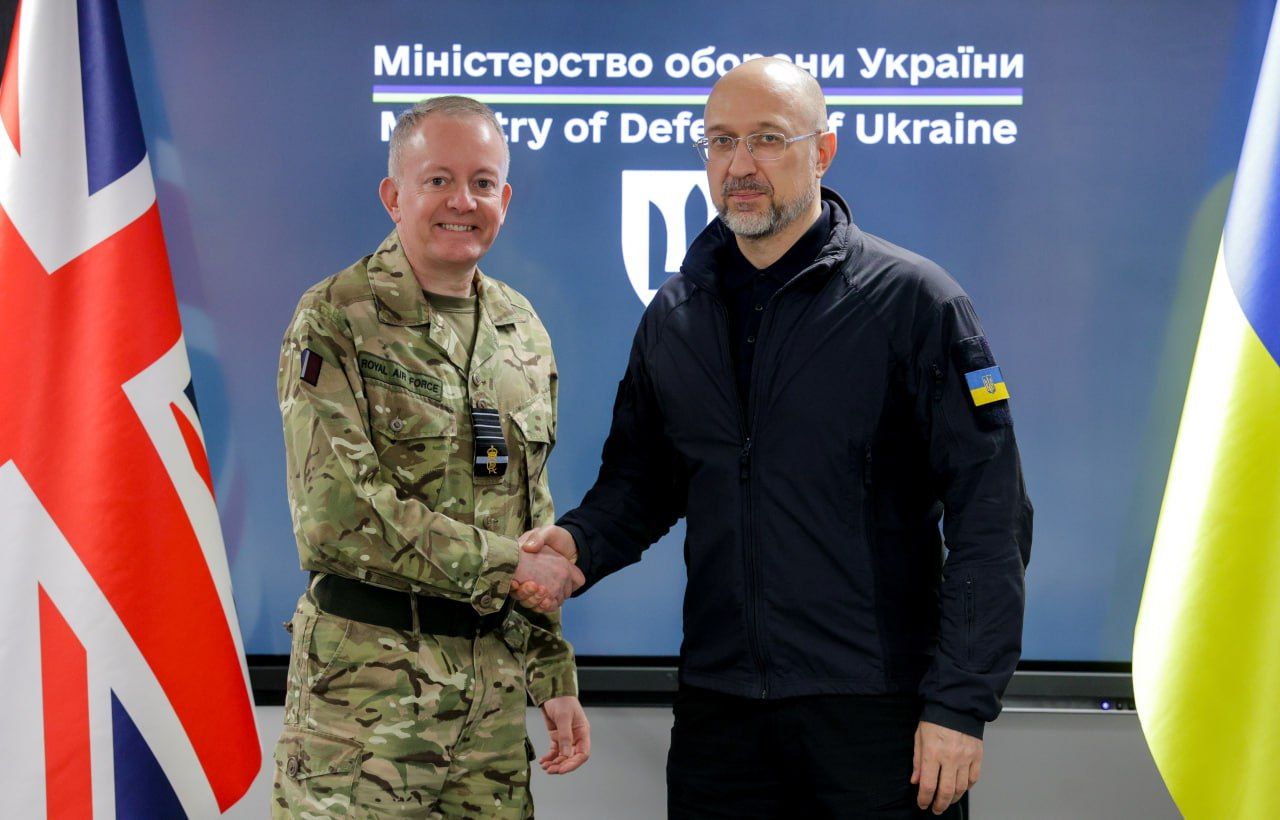 Міністр оборони України Денис Шмигаль зустрівся у Києві з Начальником Штабу оборони Великої Британії, Головним маршалом авіації сером Річардом Найтоном