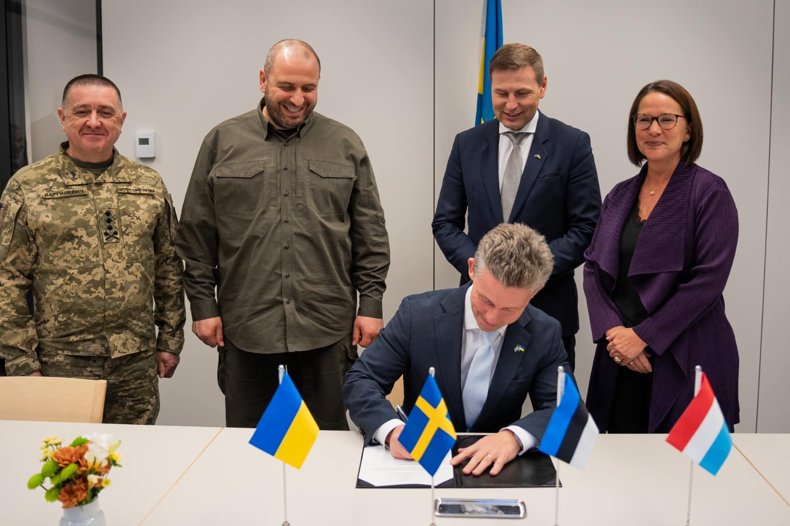 До IT-коаліції на підтримку України приєднується Швеція. Декларацію про це підписав міністр оборони Швеції Пол Йонсон у ході зустрічі з міністром оборони України Рустемом Умєровим сьогодні в Брюсселі.