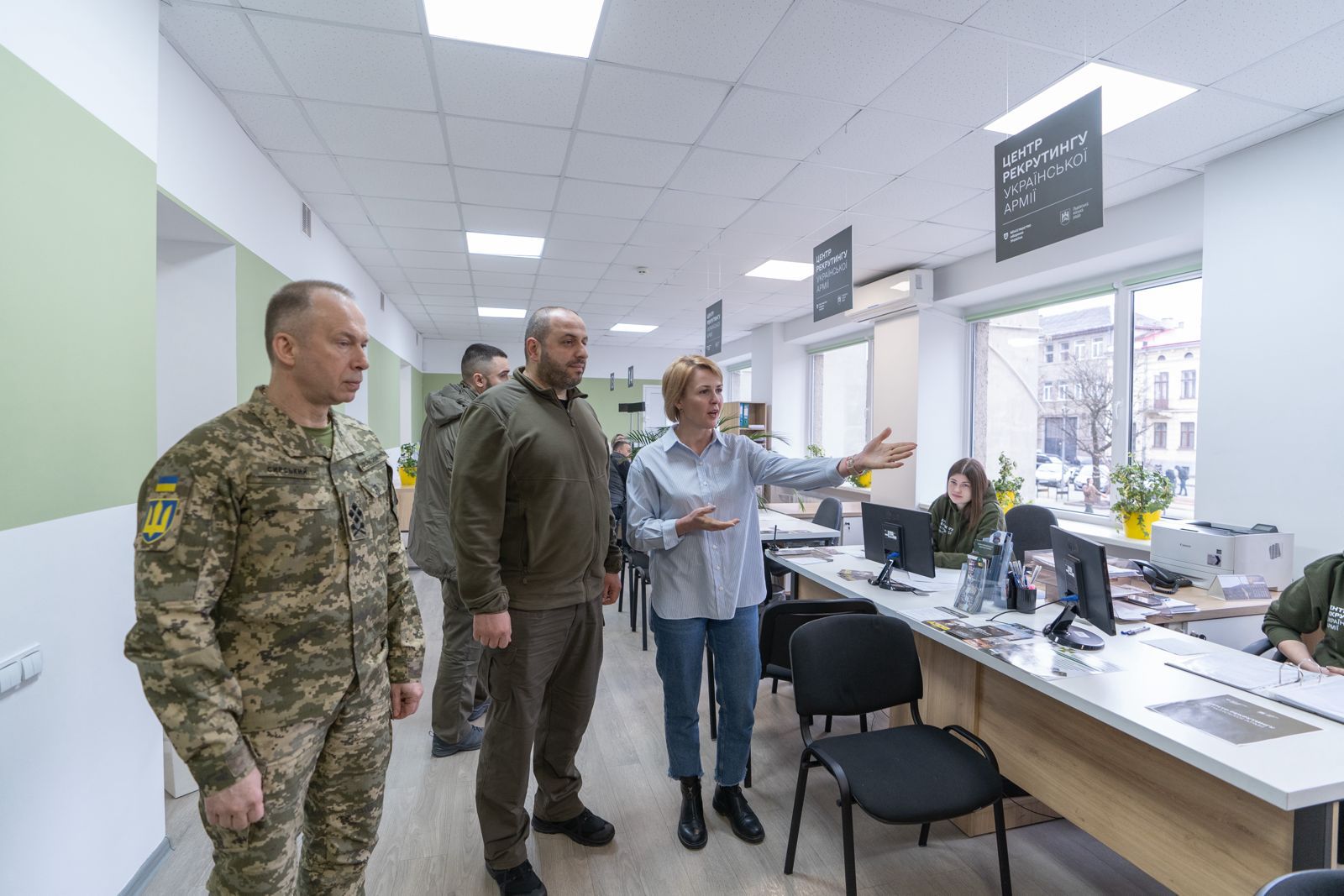 Рустем Умєров і Олександр Сирський відвідали центр рекрутингу у Львові, де рекрутери допомагають знайти вакансії у війську та супроводжують процес.