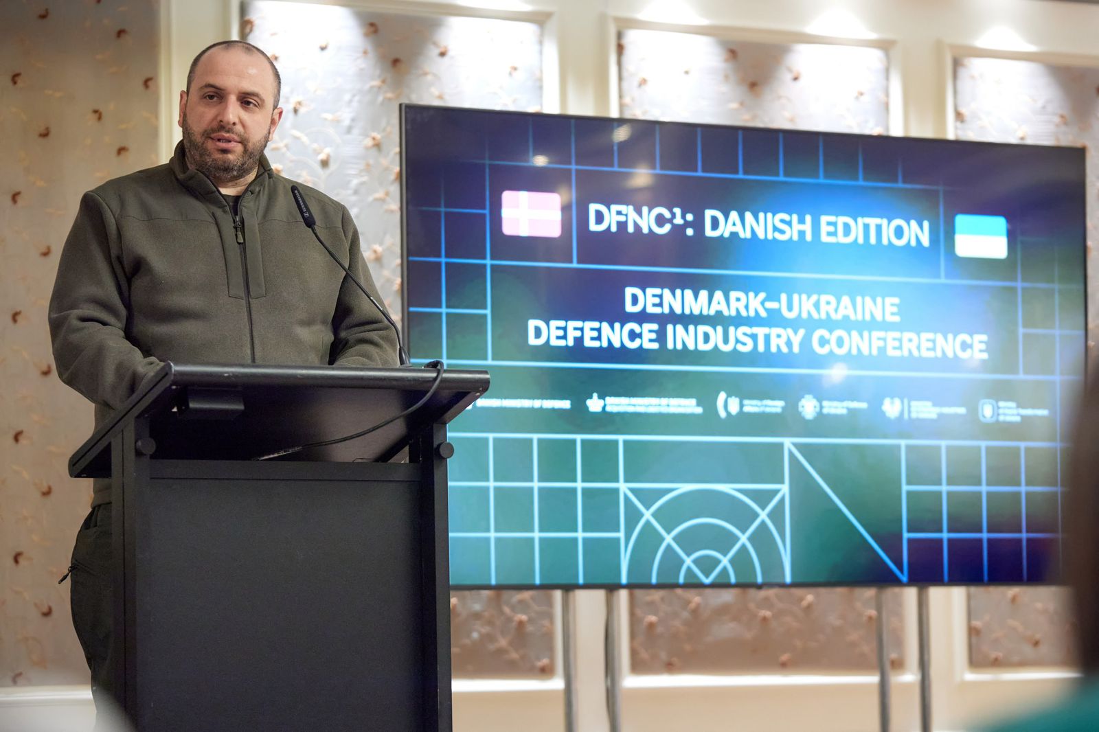Рустем Умєров закликав інвестувати в оборонну промисловість України. Данія надала допомогу у 330 млн доларів для зміцнення обороноздатності.