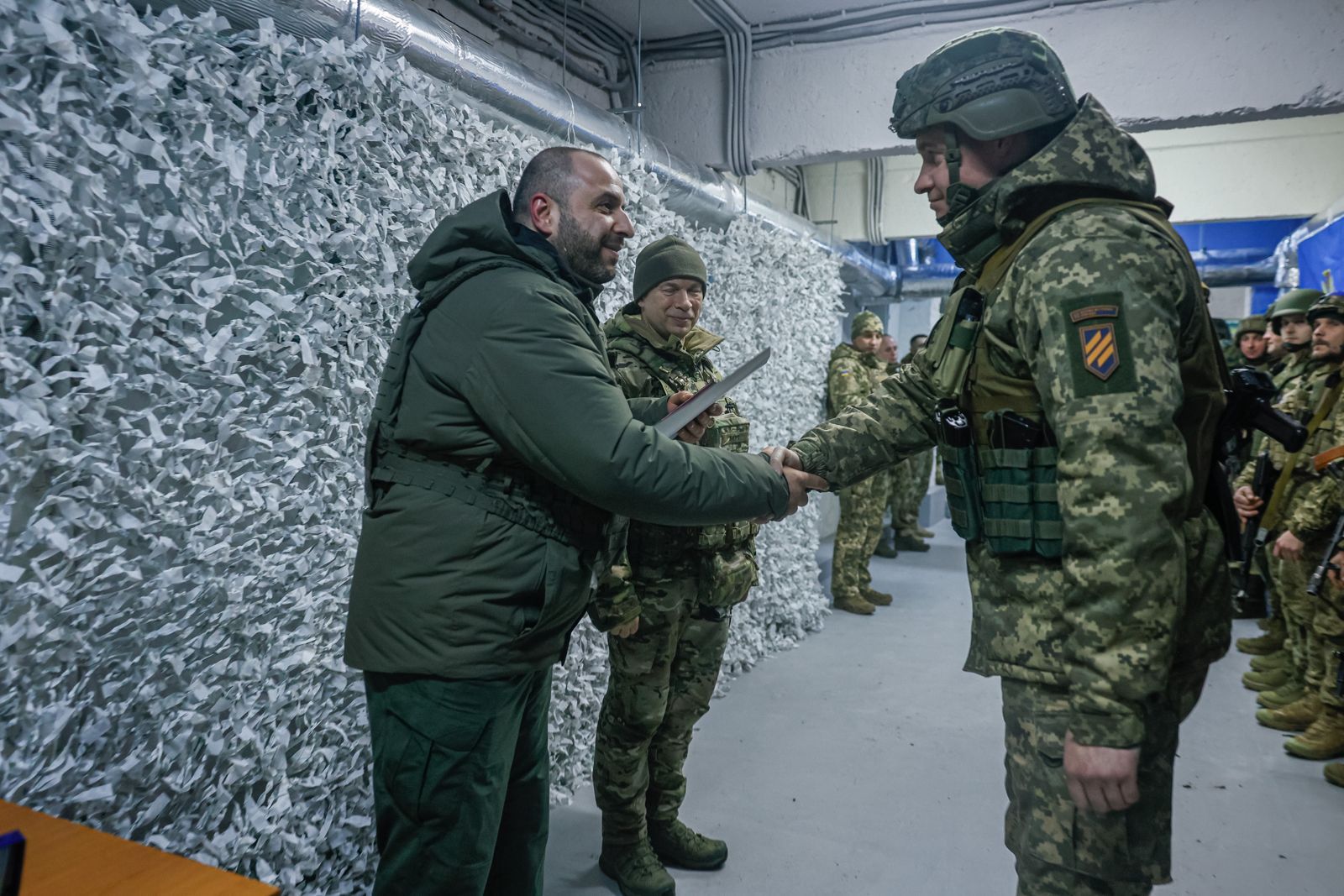Міністр Умєров та генерал Сирський нагородили воїнів, обговорили подальші дії та потреби з командирами на передовій в Авдіївці.