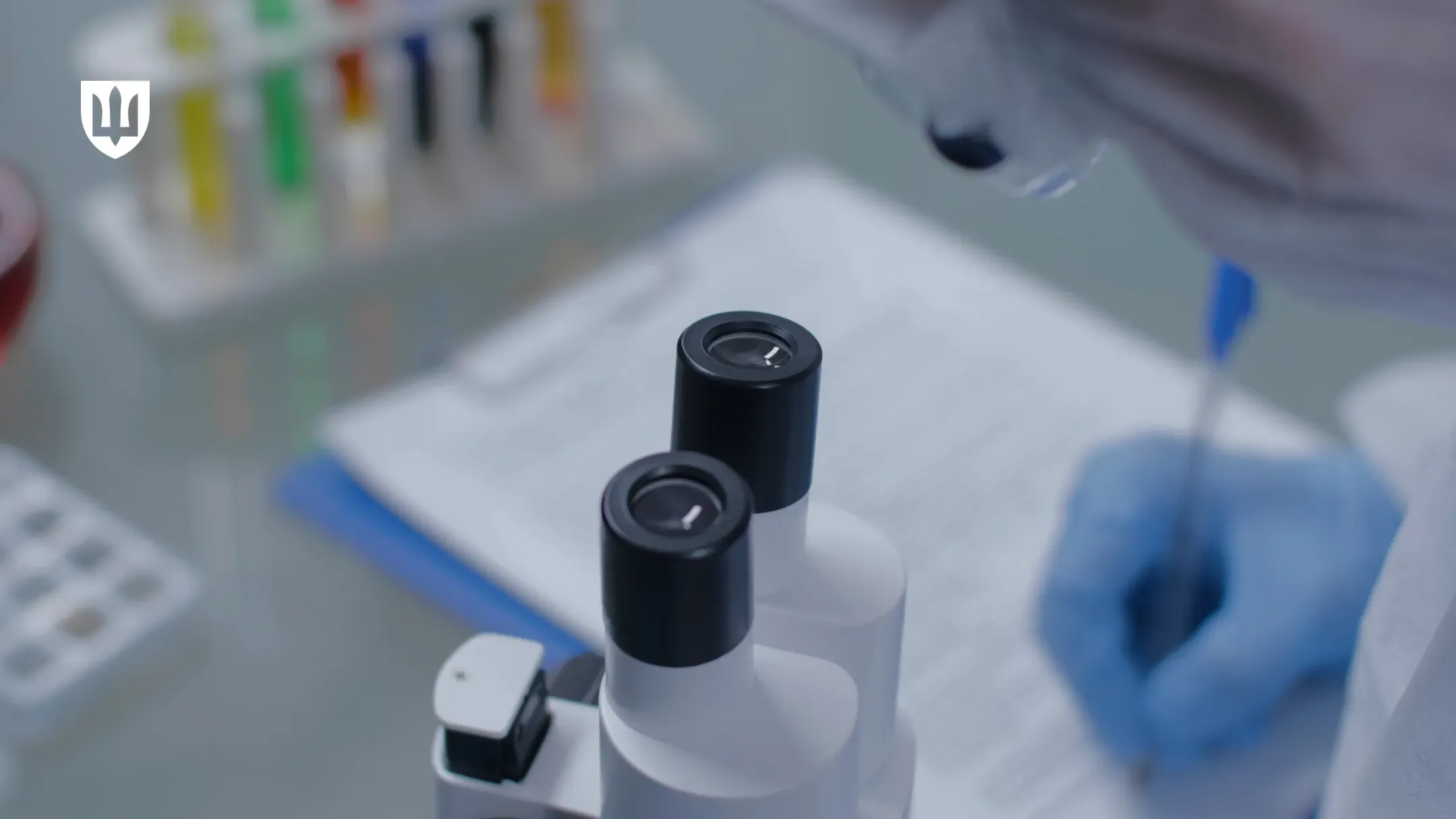 ДНК фахівець з мікроскопом заповнює картку ДНК профіль