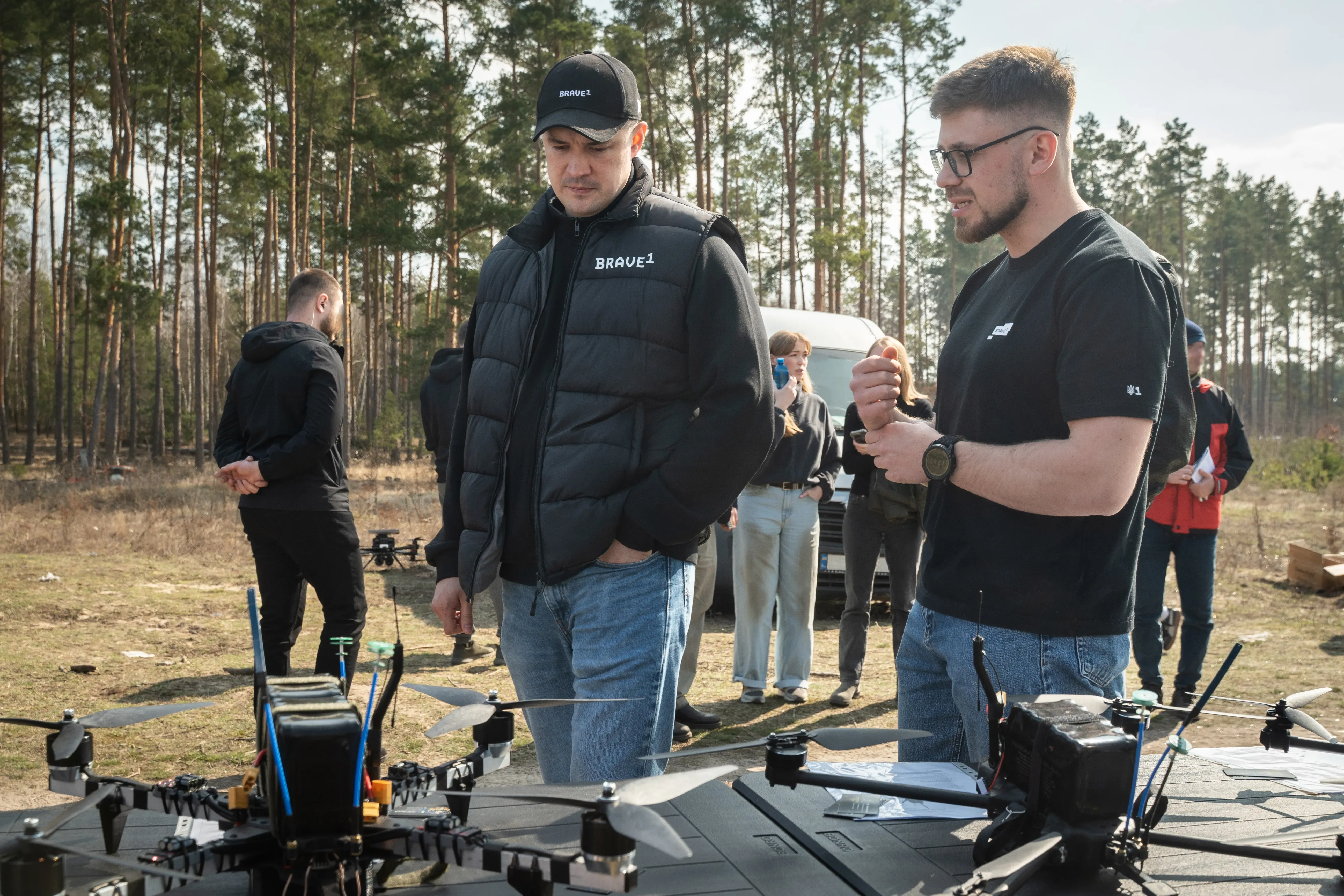 Михайло Федоров під час випробування нового покоління українських дронів-бомберів на полігоні кластера оборонних інновацій Brave1