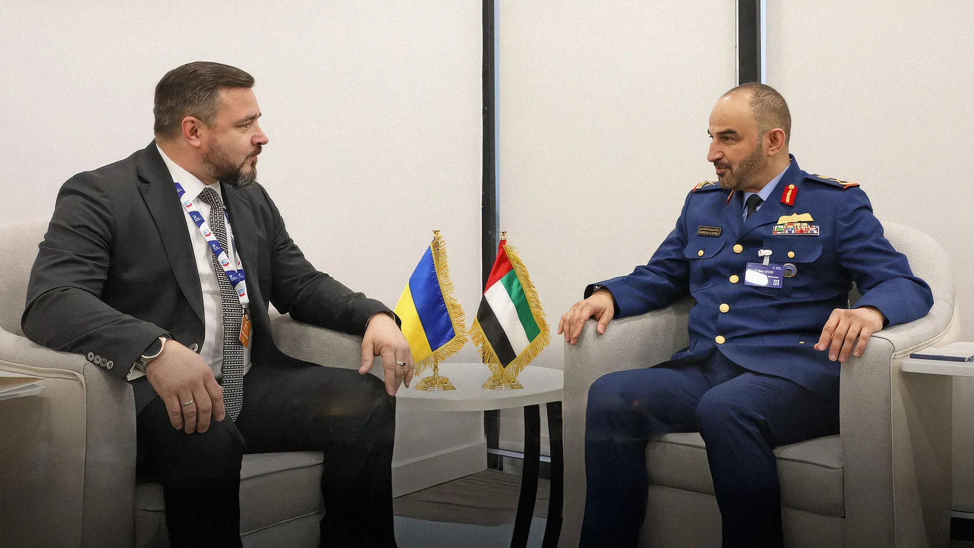 Заступник Міністра оборони Олександр Козенко проводить переговори з Командувачем Повітряних сил та військ протиповітряної оборони ОАЕ генерал-майором Рашидом Мухаммедом Аль Шамсі на полях виставки Dubai AirShow 2025.