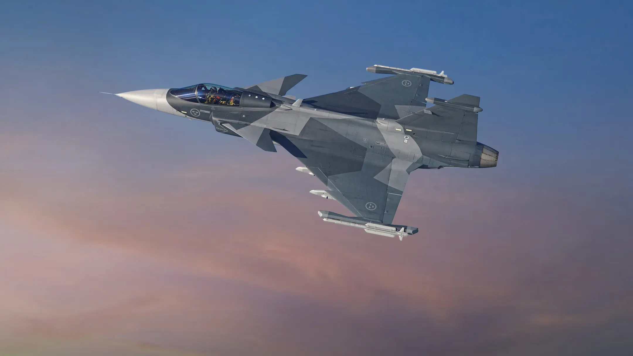 Шведський винищувач Gripen у бойовому спорядженні під час польоту