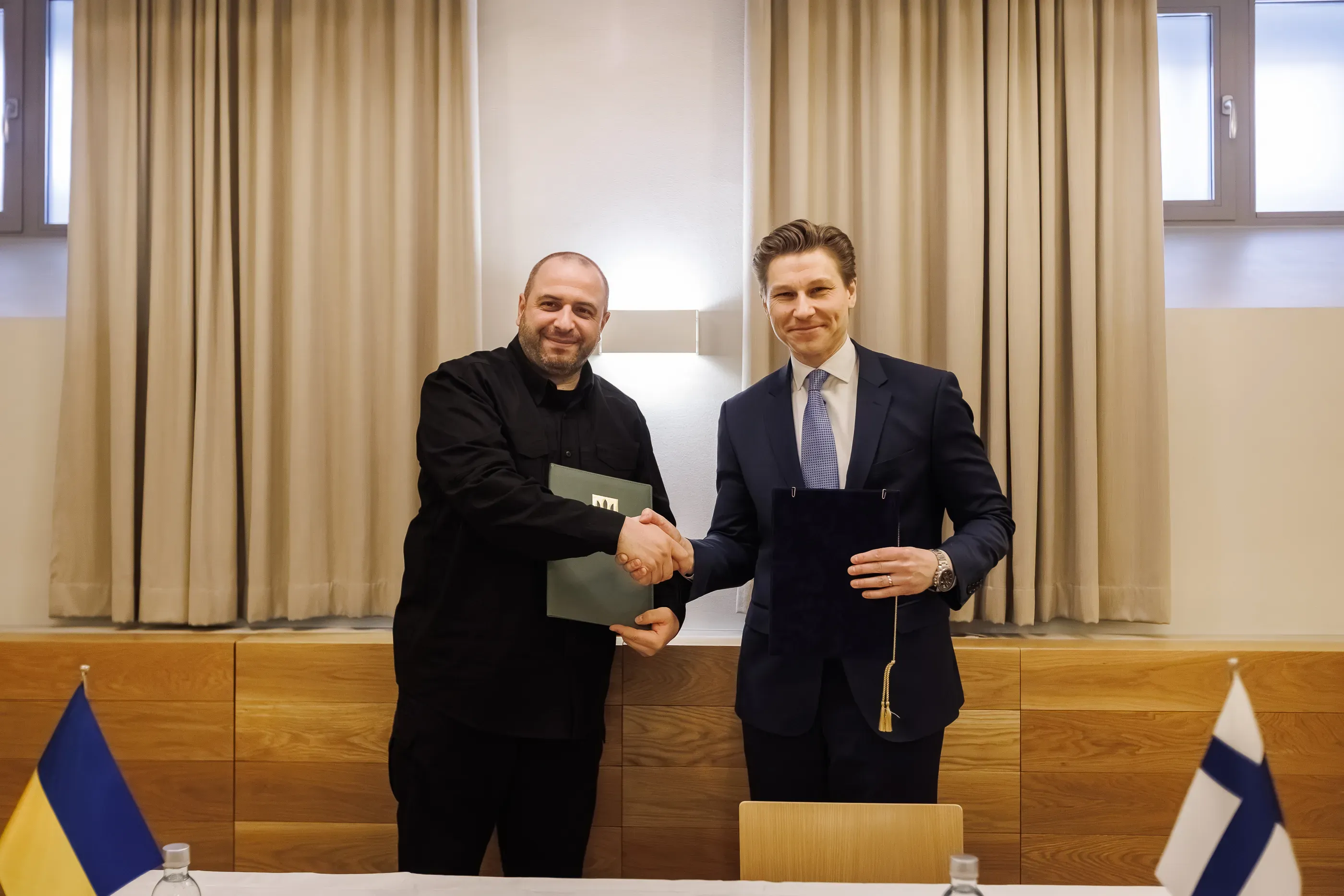 Міністр оборони України Рустем Умєров підписав зі своїм фінським колегою Антті Хякканеном Меморандум про взаєморозуміння щодо оборонного співробітництва між Міністерствами оборони та Збройними силами обох країн
