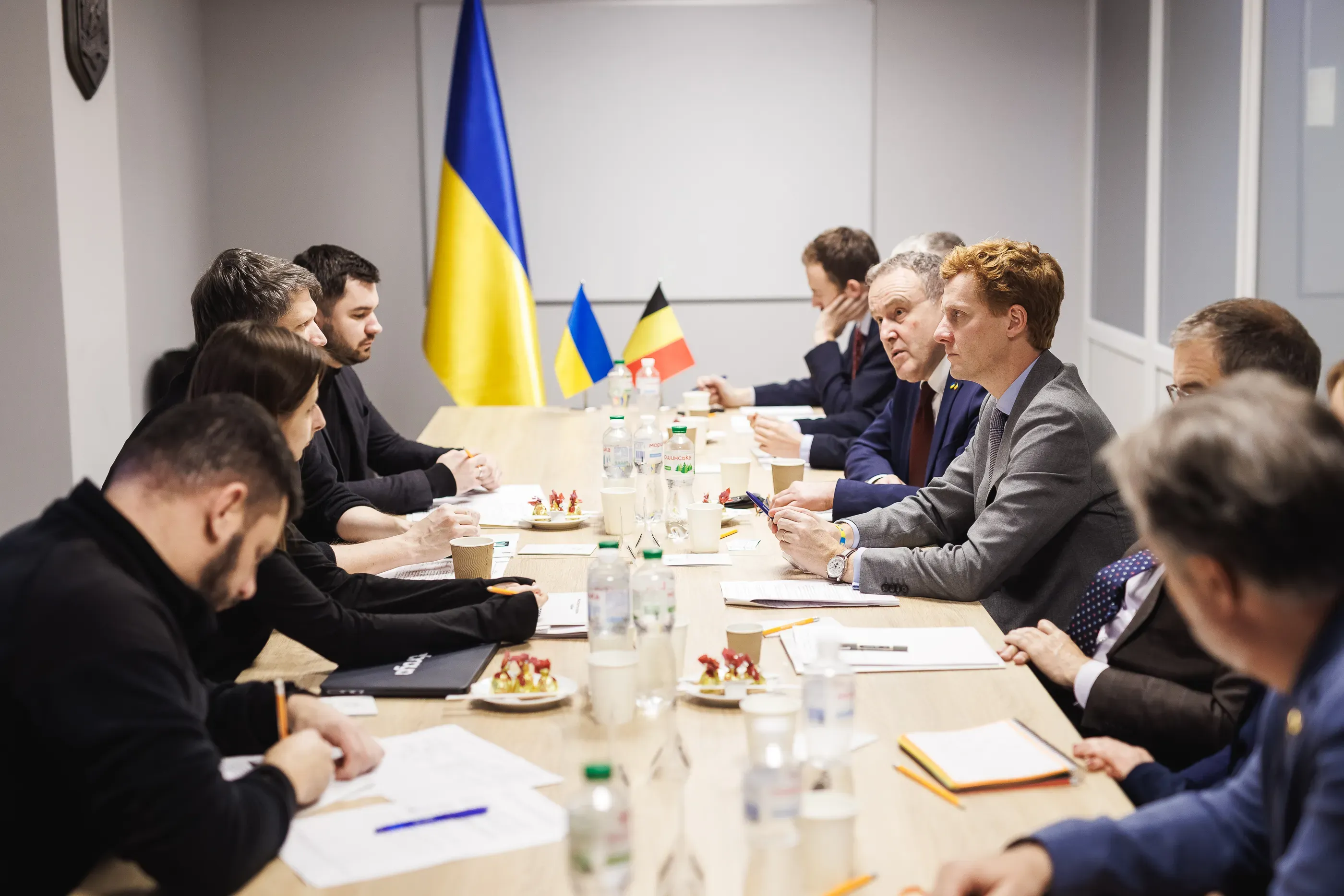 Українська делегація на чолі з заступниками Міністра оборони України Сергієм Боєвим та Ганною Гвоздяр під час зустрічі у Києві із бельгійською делегацією.