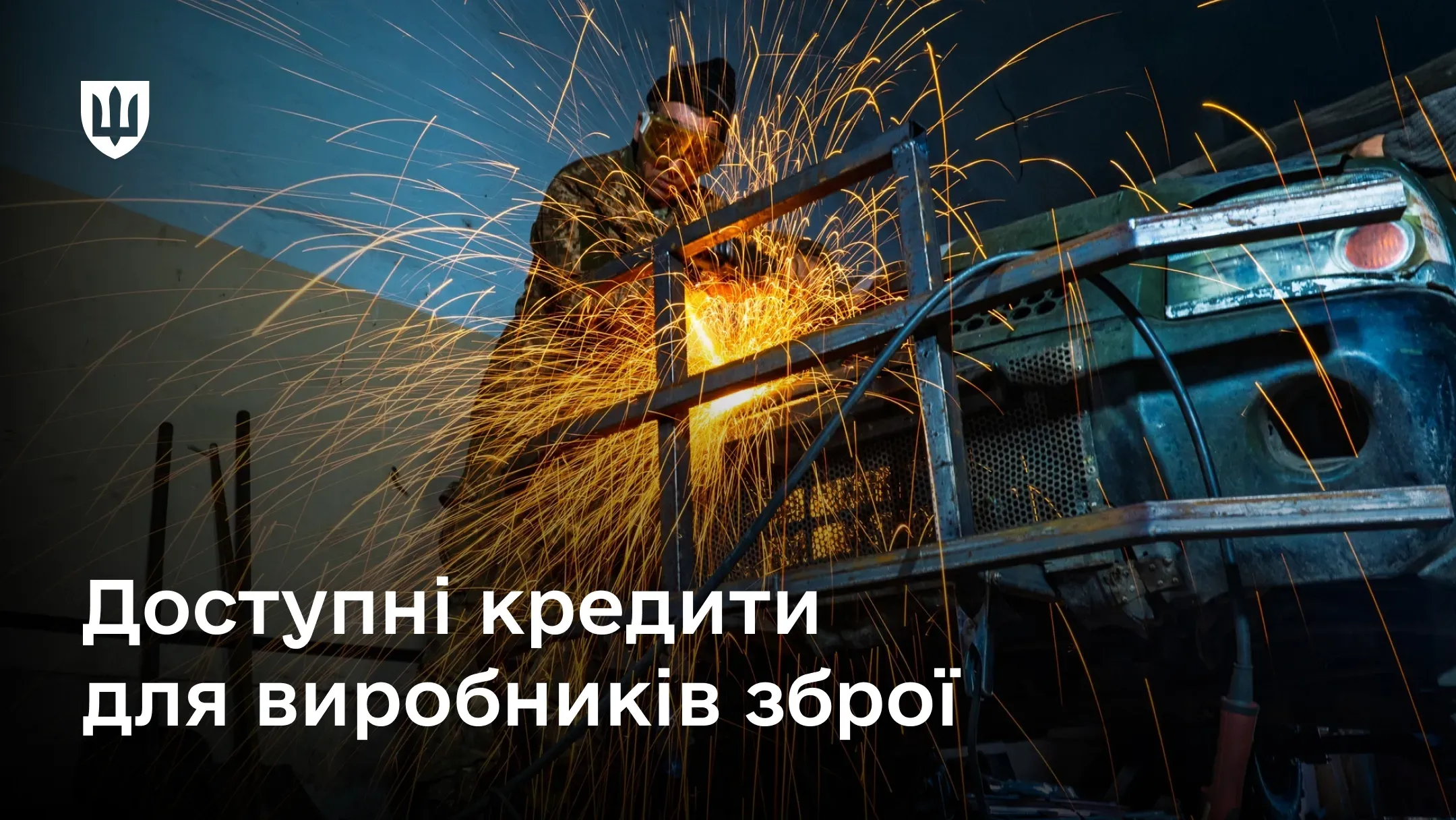 Військовий оснащує автомобіль захистом 