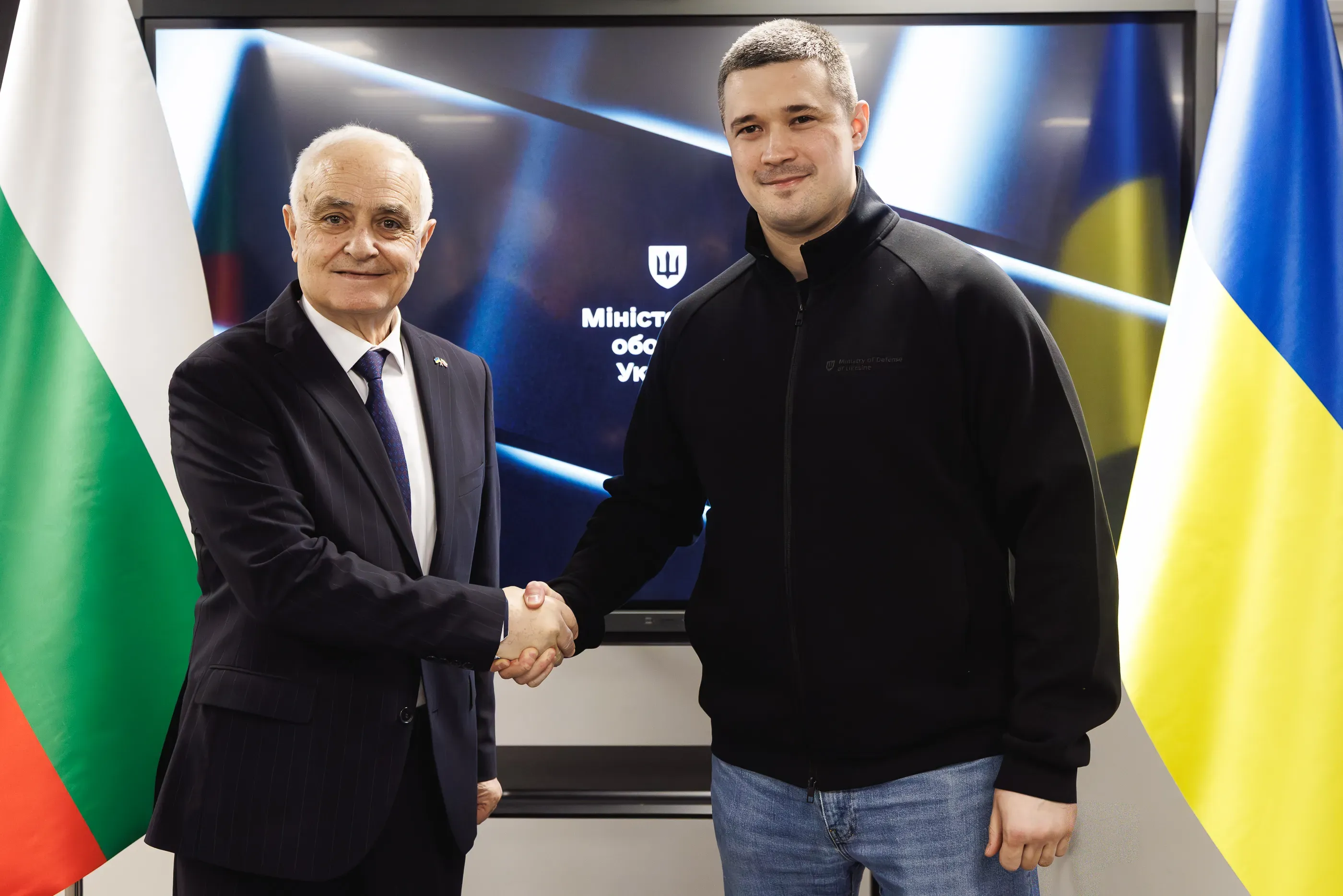 The Minister of Defence of Ukraine, Mykhailo Fedorov, and the Minister of Defence of Bulgaria, Atanas Zapryanov, during a meeting in Kyiv
