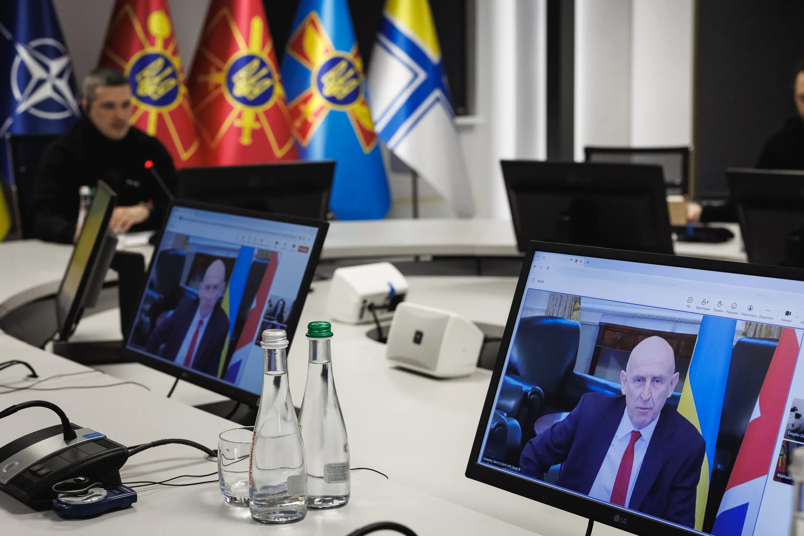 Міністр оборони Великої Британії Джон Гілі під час розмови з Міністром оборони України Михайлом Федоровим