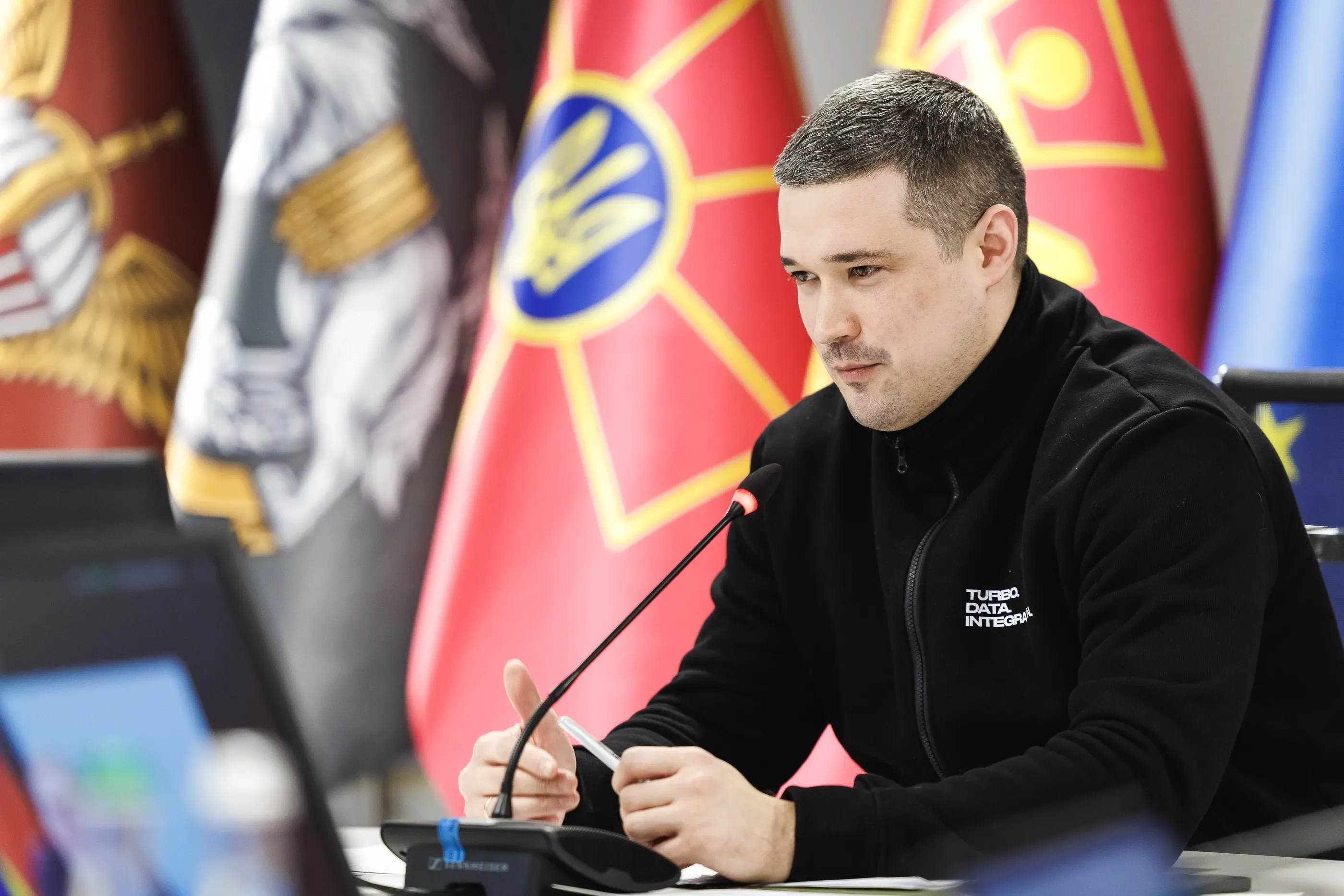 Міністр оборони України Михайло Федоров під час розмови з Міністром оборони Німеччини Борисом Пісторіусом.