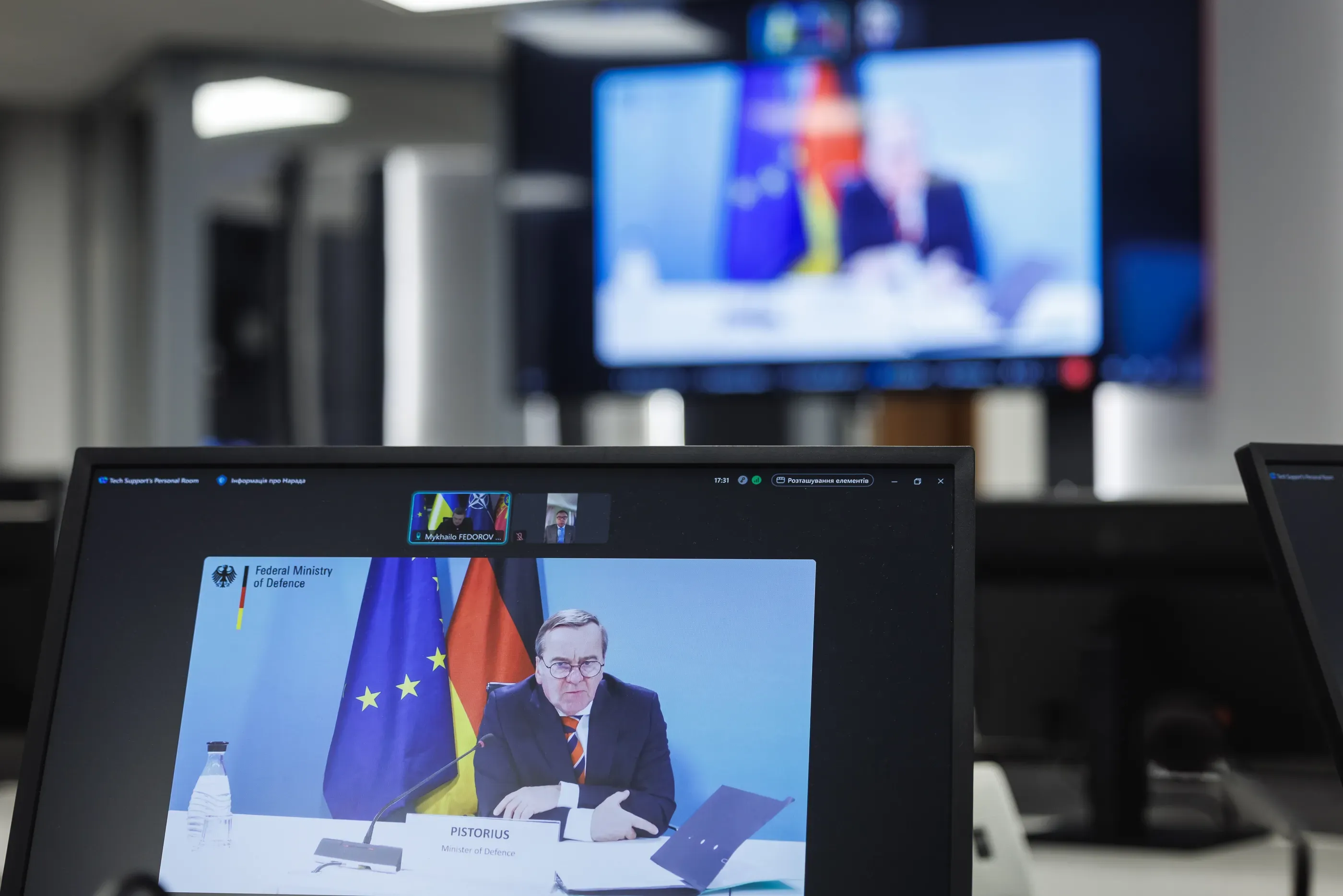 Міністр оборони Німеччини Борис Пісторіус під час розмови з Михайлом Федоровим.