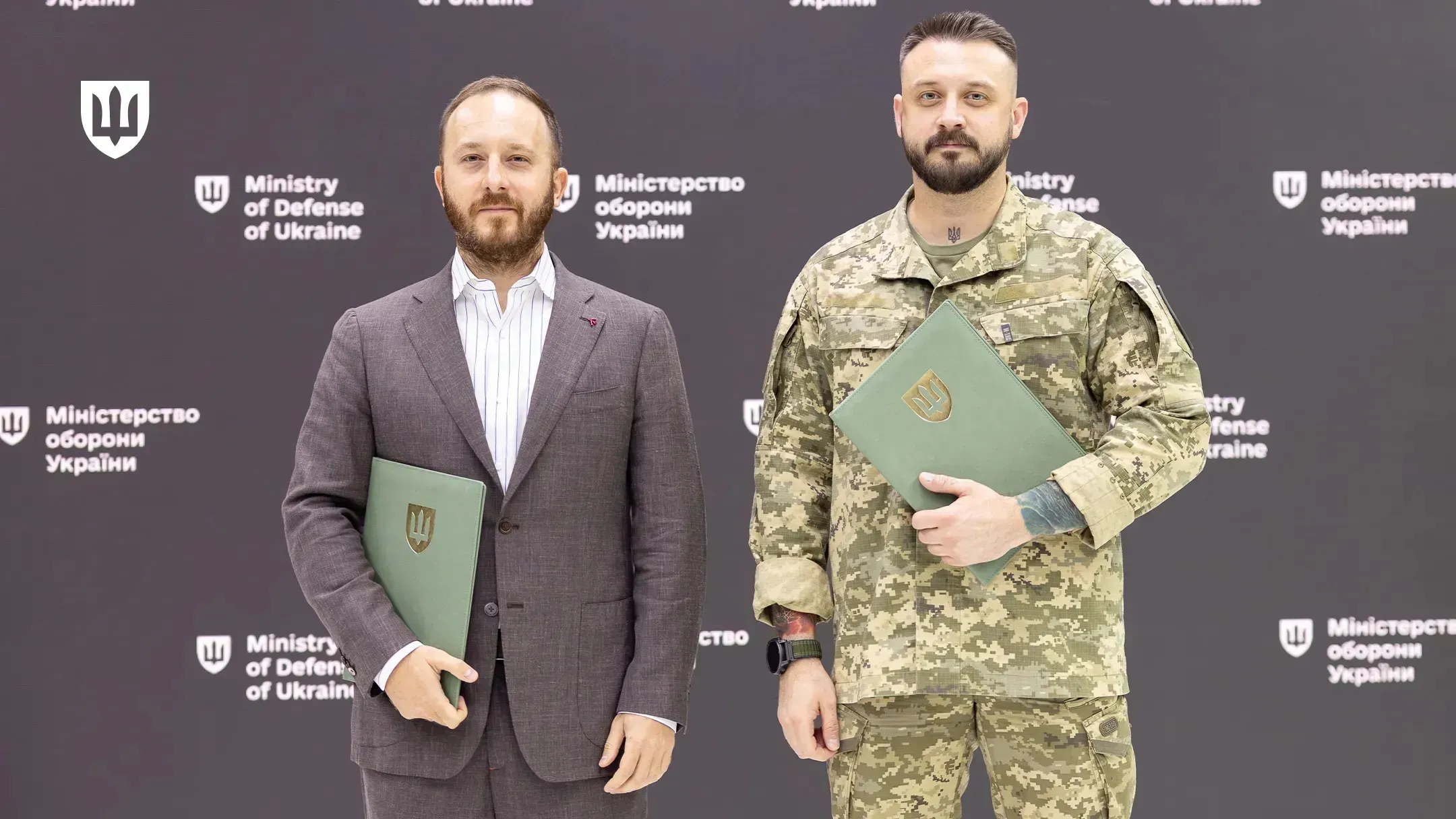 Mstyslav Banik and Andrii Kolesnyk signed a memorandum between the Ministry of Defence of Ukraine and the Zemliachky NGO