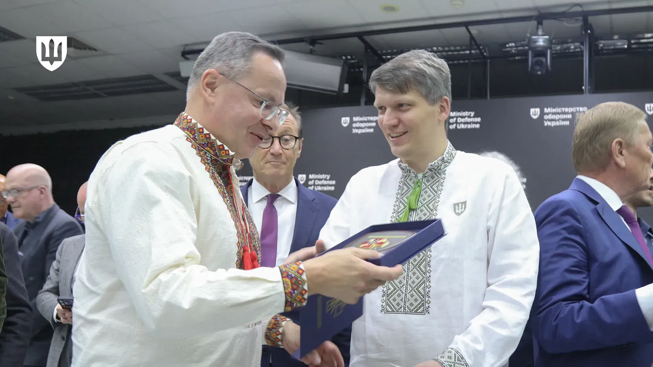 Sergiy Boyev presents an award to Žygimantas Pavilionis, head of the European delegation