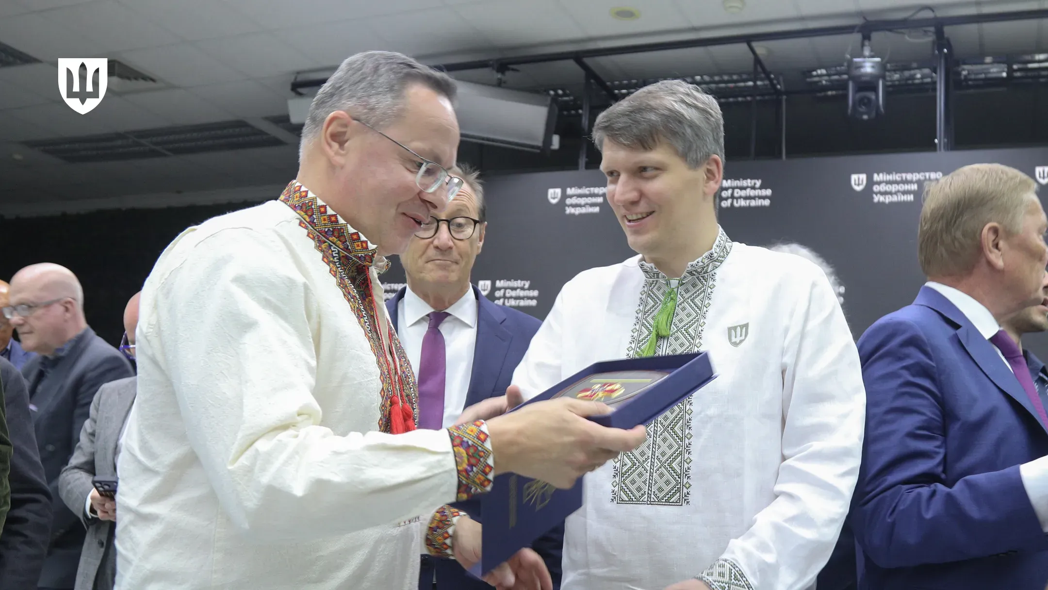Сергій Боєв вручає нагороду голові європейської делегації Жигімантасу Павіліонісу