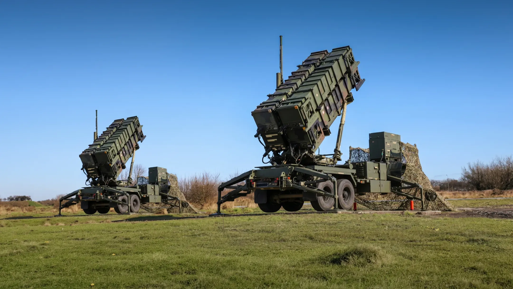 Дві розгорнуті пускові установки зенітно-ракетного комплексу MIM-104 Patriot, підняті у бойове положення