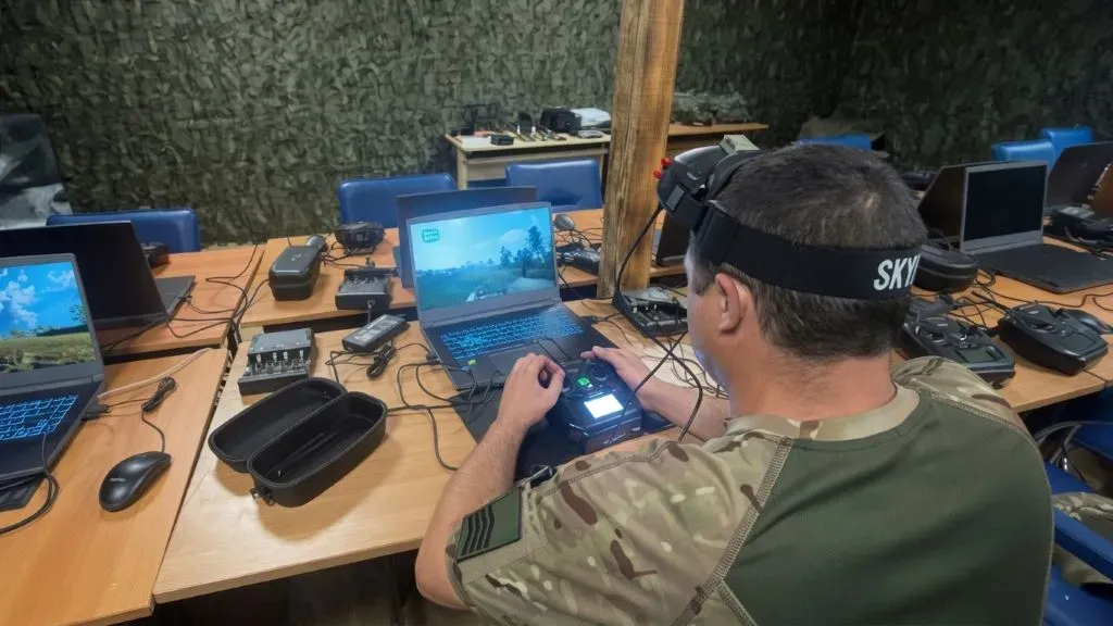 Оператор FPV-дрона на БЗВП в навчальному центрі
