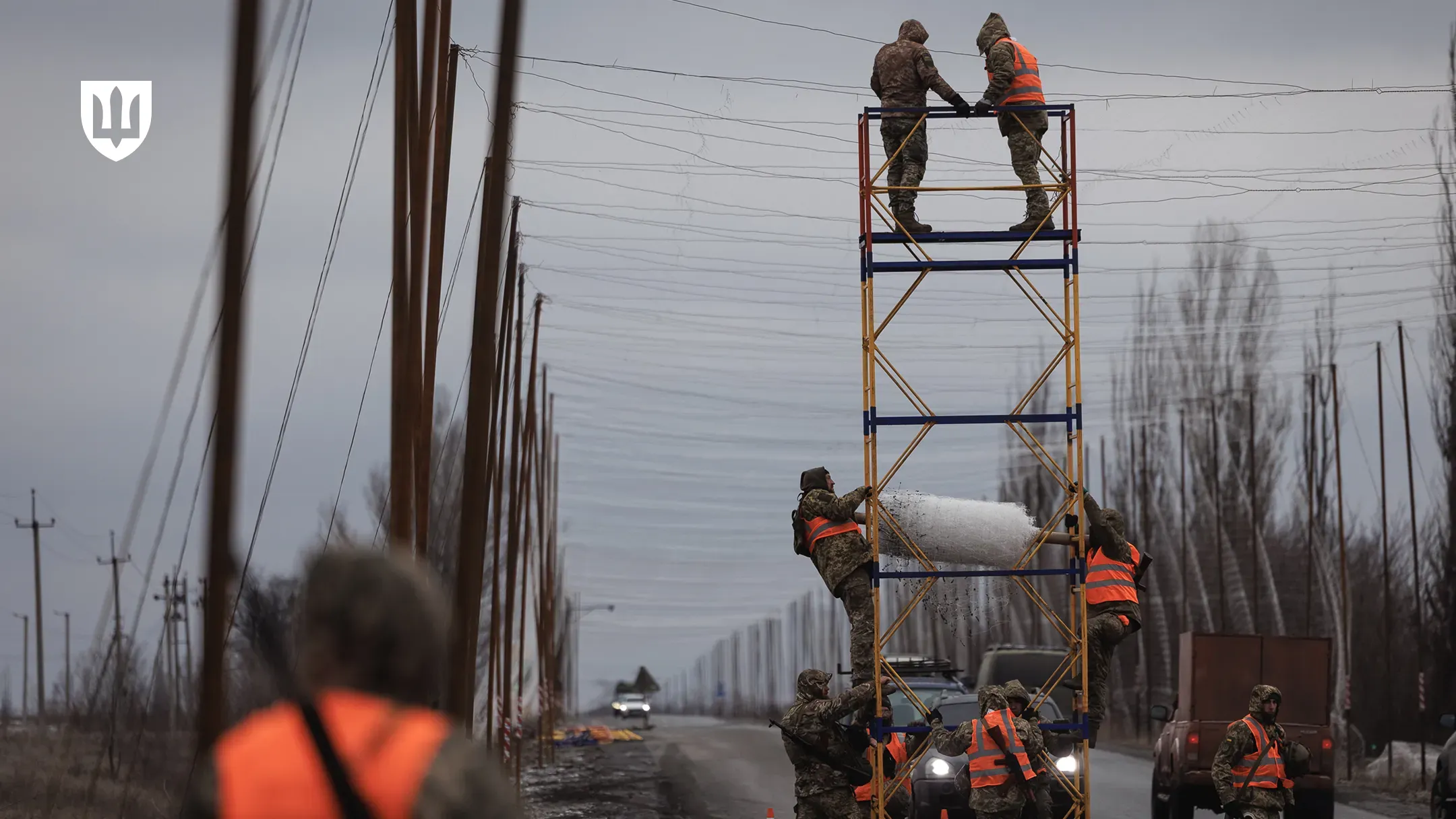 Українські військовослужбовці монтують антидронові сітки уздовж маршруту на Дніпропетровщині 