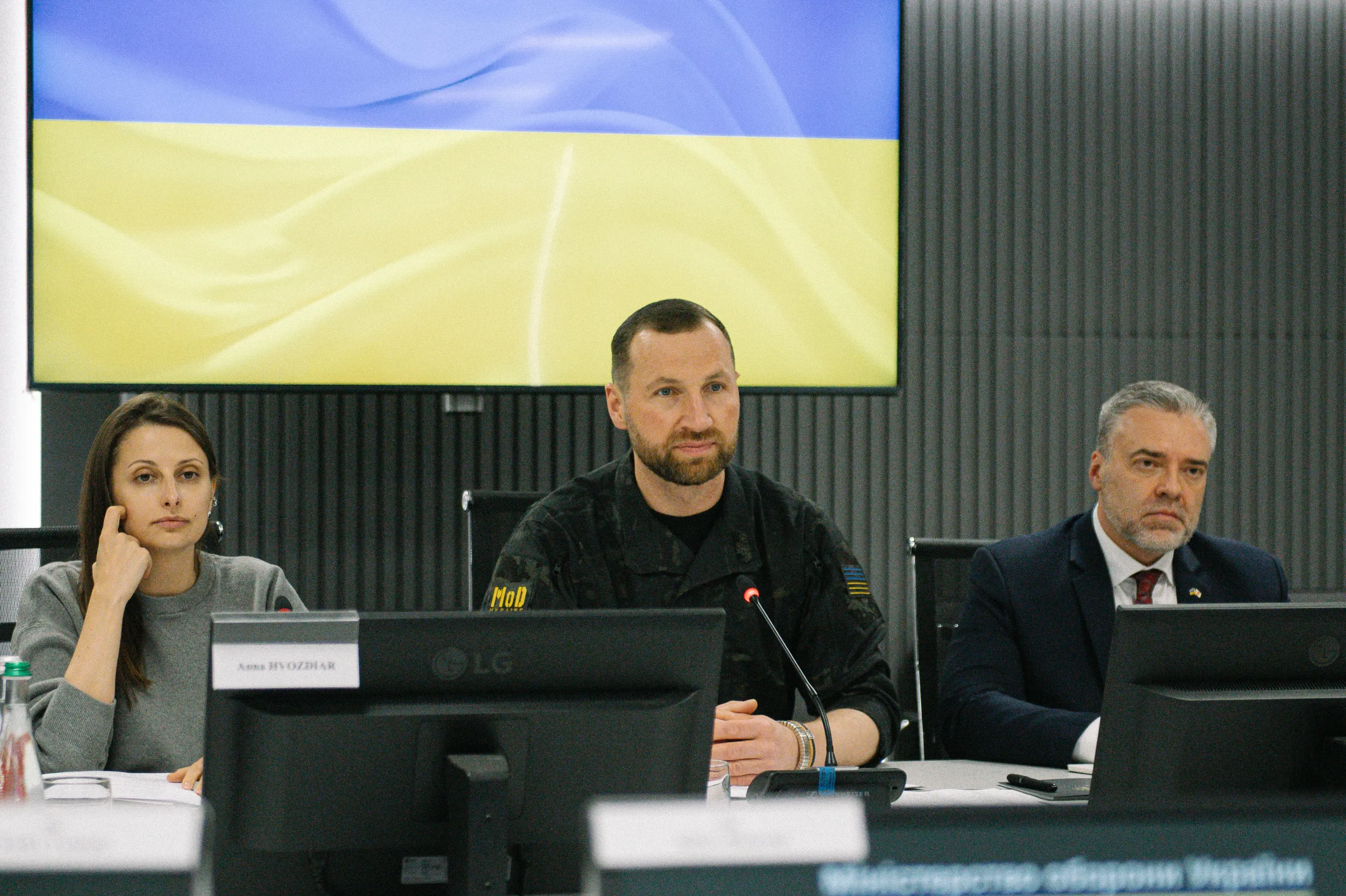 Євгеній Хмара разом з представниками української делегації за столом з моніторами під час зустрічі з японською делегацією