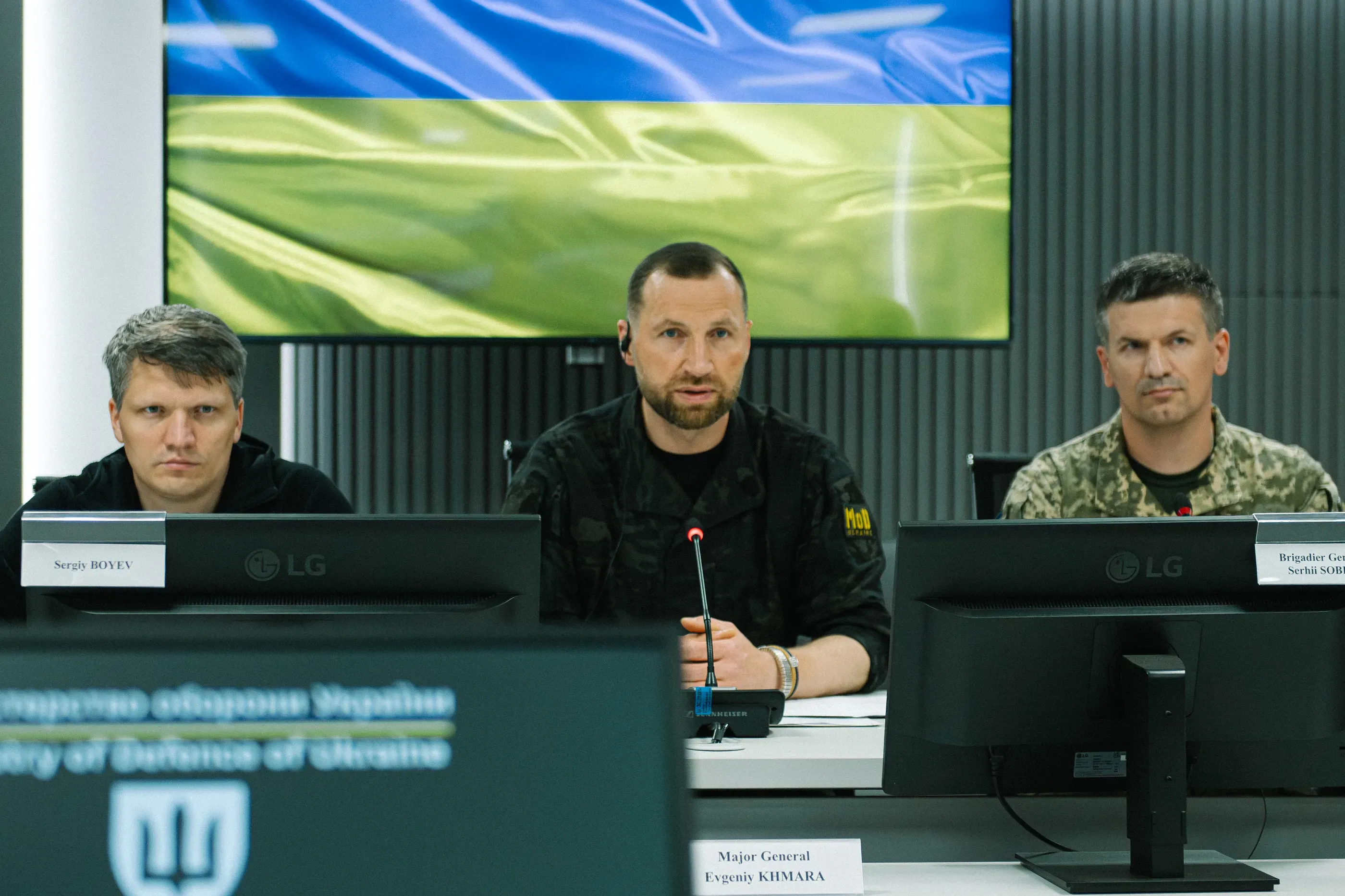 Сергій Боєв, Євгеній Хмара та Сергій Собко сидять за столом під час переговорів
