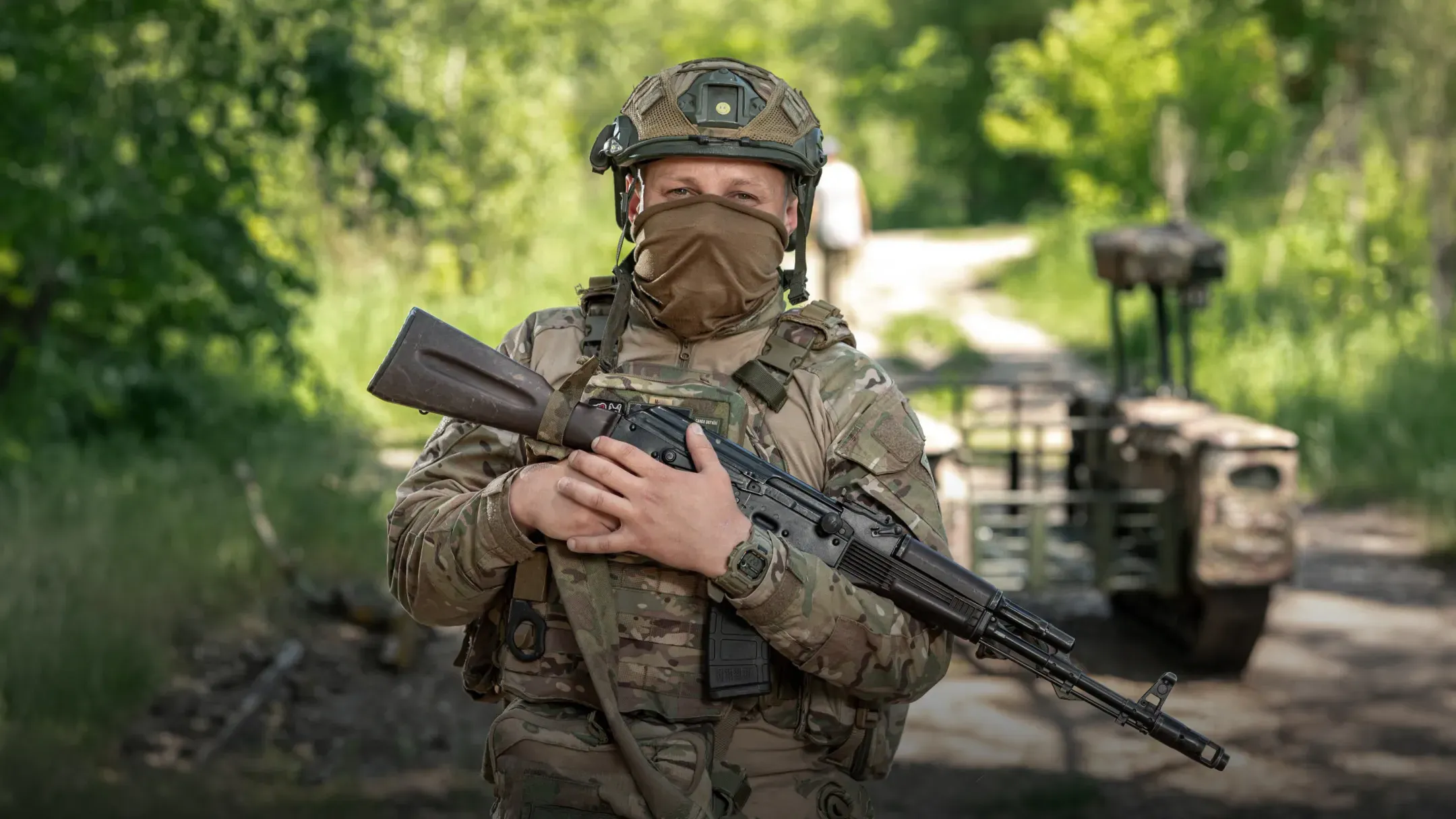 Українській військовослужбовець із автоматом та в спорядженні