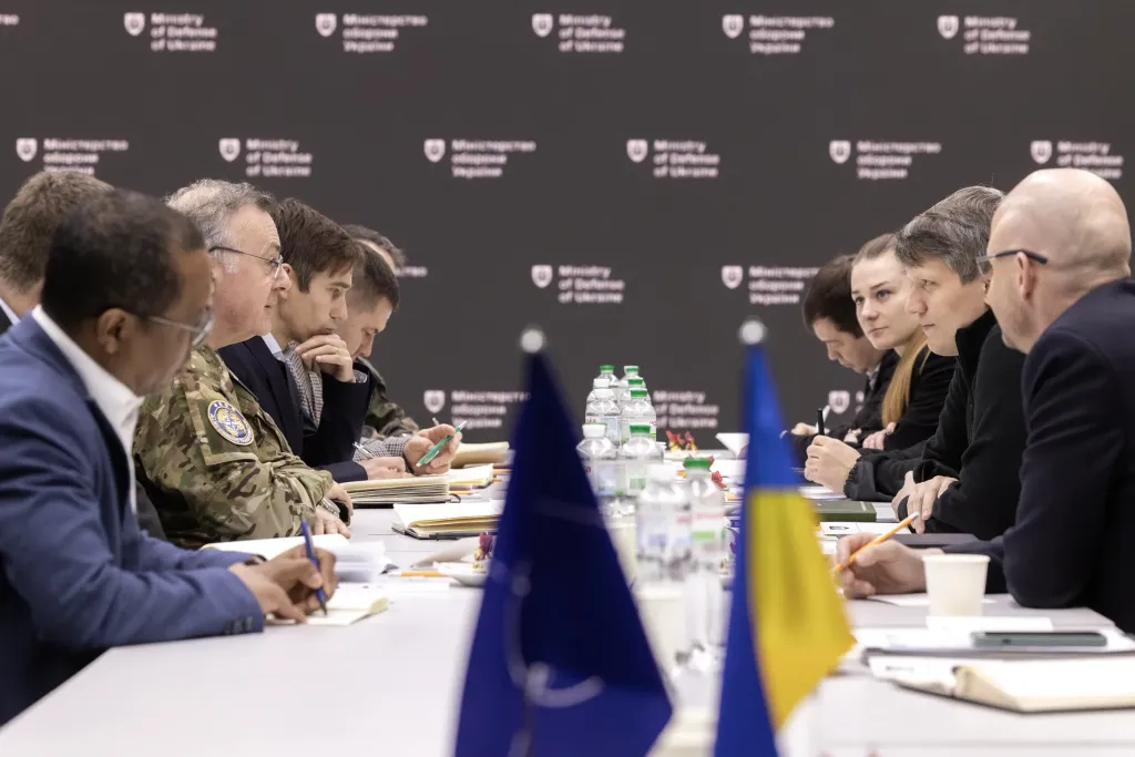 Делегації Міноборони України на чолі з заступником з європейської інтеграції Сергієм Боєвим та НАТО на чолі з Верховним головнокомандувачем Об’єднаних збройних сил НАТО з питань трансформації (SACT) адміралом П’єром Вандьє під час зустрічі у Києві